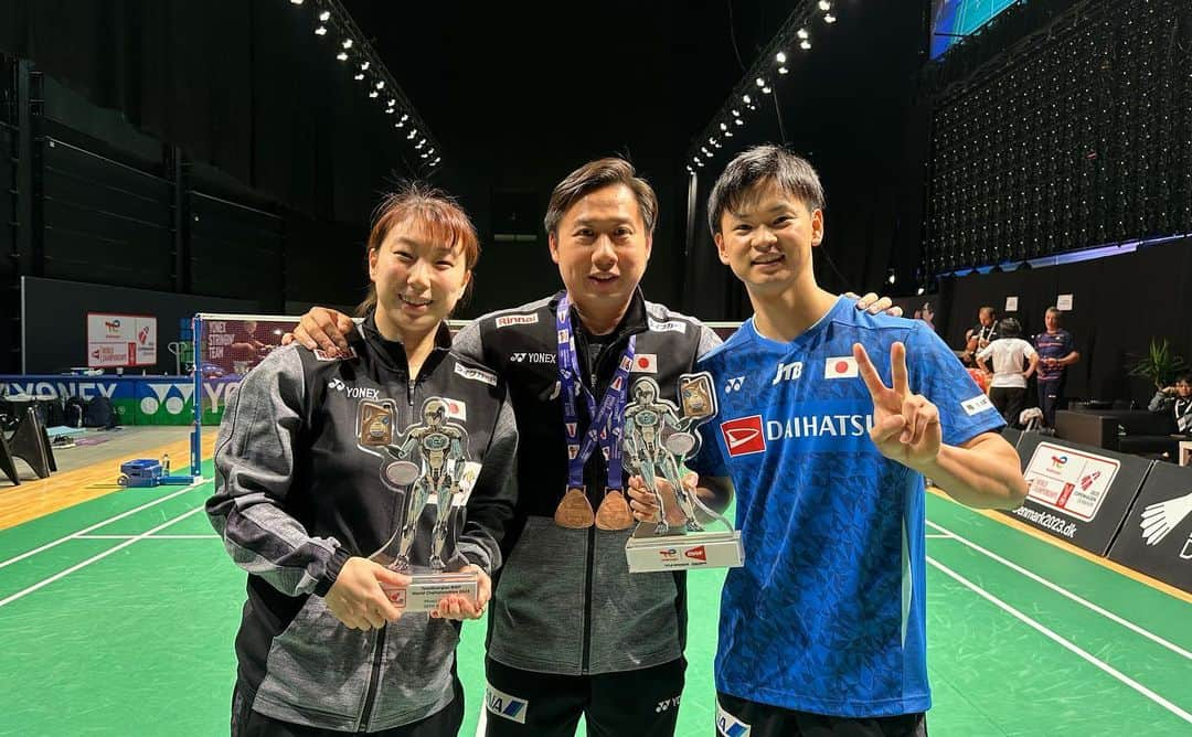 東野有紗のインスタグラム：「. World Champioships 2023✨🇩🇰 世界選手権銅メダル🥉  目指してた、金メダルには届きませんでした。 とても悔しいけど、こんなにも素晴らしい舞台に立てることを嬉しく思いたいです。 たくさん応援してくださる方々やサポートしてくださった方々、本当にありがとうございます。  味の素さんに帯同していただき、食事面のサポートをしてくださいました！ありがとうございます😊  #ワタガシ #味の素  @badmintonphoto_official」