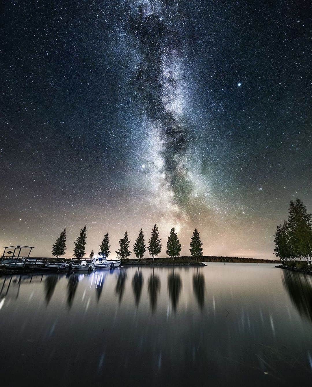 フィンランド政府観光局のインスタグラム：「✨ ✨ ✨澄んだ夜空に…。  ．  📸 @matalalta Kiitos! 🙏   #visitfinland #ourfinland #visitfinlandjp #finland #北欧旅行 #travelgram #フィンランド #フィンランド政府観光局 #北欧 #travel #instatravel #travel #travelgram #travelling #traveler #旅したくなるフォト #旅行 #旅 #海外旅行 #travelphotography #旅行大好き #旅行好き #旅スタグラム #旅好き #ヨーロッパ旅行 #旅に出たい #トラベル #星空 #星」