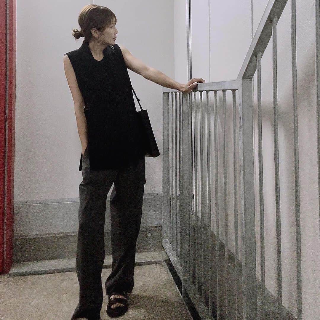 山本明果のインスタグラム：「⠀ ⠀ ⠀ ⠀ 📗📘📓 ⠀ ⠀ 打ち合わせからのジム 8月全然行けなかったから最後の週で追い込んでる☁️ ⠀ ⠀ tops / #zara pants / #uniqlo  shoes / #drmartens  bag / #jilsander  ⠀ ⠀」