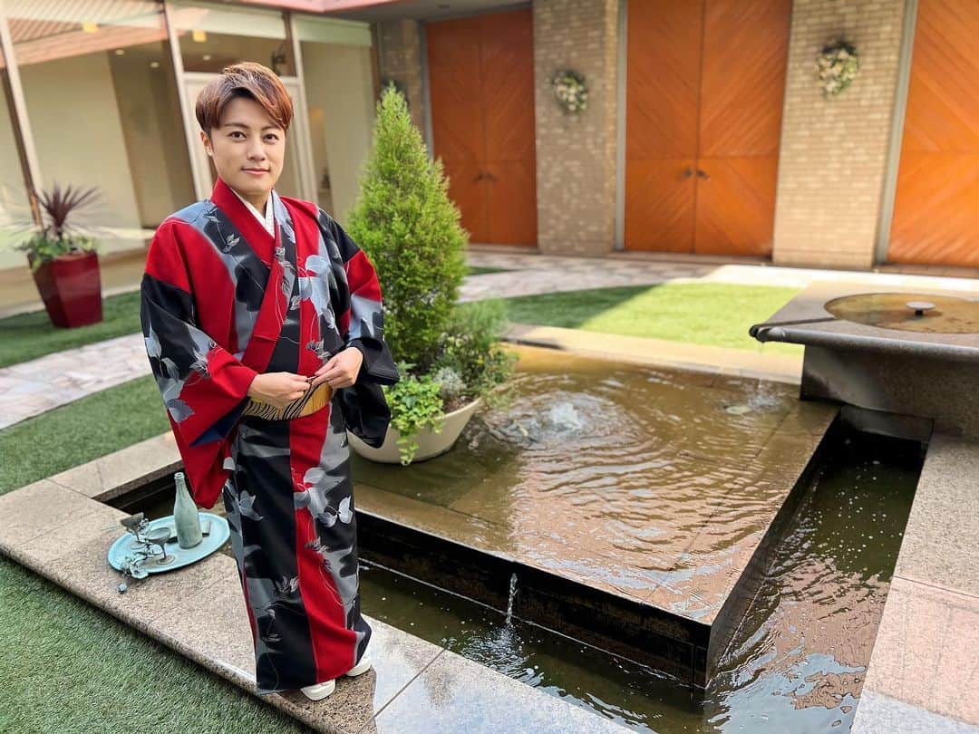 はやぶさのインスタグラム：「今日はホテル阪神大阪さんでのサマーディナーショー、本当にありがとうございました！ 素敵なお庭で写真を撮っていたのですが…あれ？二枚目になにか映ってる。。ん？よーく見てください（笑）  【EN】  Thank you so much for the summer dinner show at Hotel Hanshin Osaka today!  I was taking pictures in the lovely garden...what's that?   There's something in the second picture. Hmm? Take a good look (LOL).  #はやぶさ #ヒカル #ヤマト #大滝ひかる #駿河ヤマト #イベント #一日一枚  #写真  #hayabusa #hikaru #yamato #event  #picstory  #picstagram #photooftheday  #photogram  #hayabusadiary  #はやぶさの日記  #fotohariini」