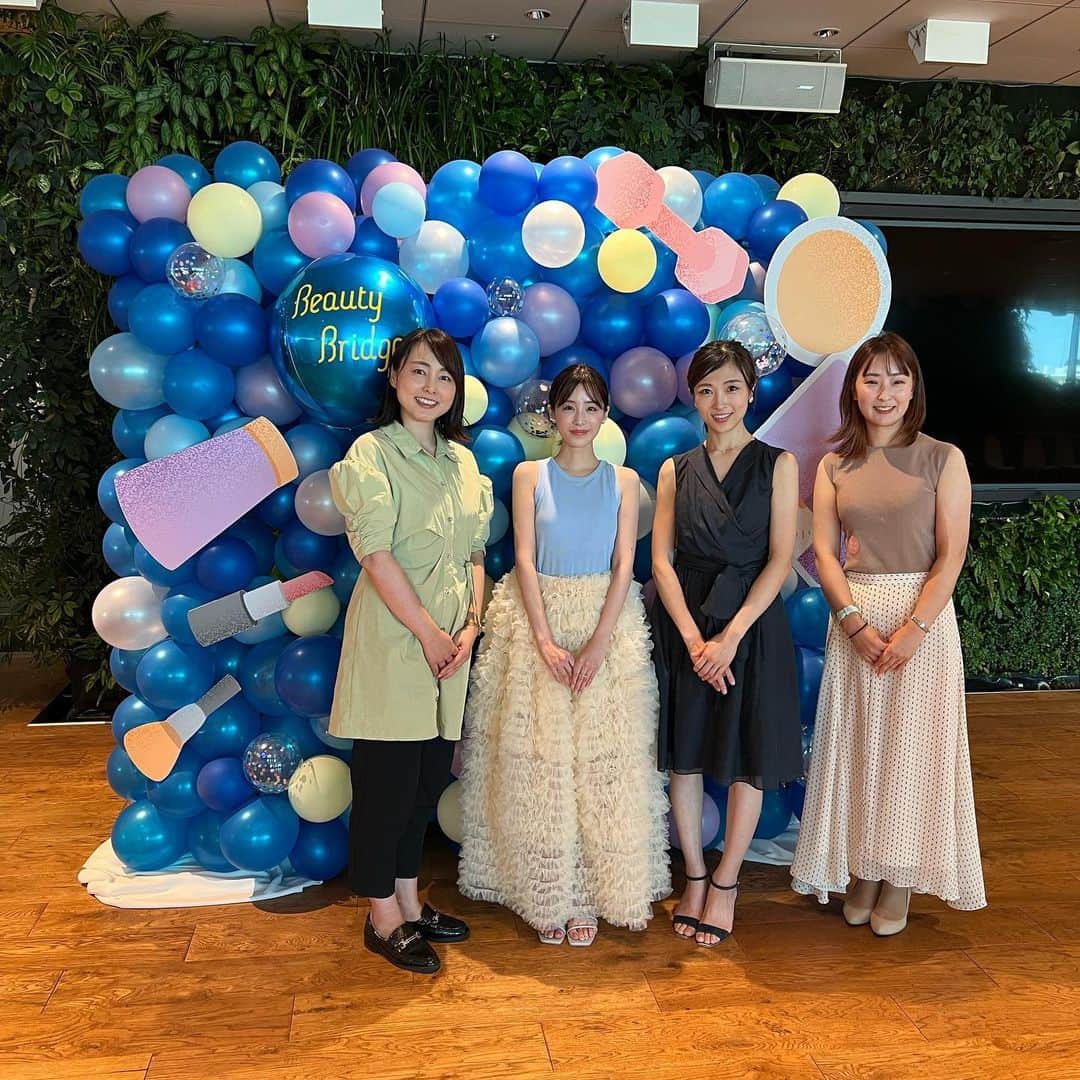 五戸美樹のインスタグラム：「『BEAUTY BRIDGE powered by DMMオンラインサロン』 第三部は「フェムテック・フェムケアで未来の女性を想像する！」でした☺️  ご出演は医師の三輪綾子さん、タレントの休井美郷さん、そしてマーケティング会社の平野陽子さんです。  「フェムテック」とは、「Female」×「Technology」 の造語 で、女性の健康を支える商品やサービスのこと。  吸水ショーツや膣内洗浄剤や月経カップなど、便利で快適な商品がたくさんあることを知りました。 三輪先生や平野さんに伺わなかったら、”怖い””あやしい”と思っていたと思います。専門家のお話にとても興味が湧きましたし、低用量ピルへの誤解も解けました。かつ、いわゆる”いっちょかみ”の製品への注意喚起もしていただきました。  そして三輪先生から、堀江貴文さんとの共著『女性の「ヘルスケア」を変えれば日本人の経済が変わる』（青志社）をいただきました。  このタイトルに大きく共感。 子育てや家事の女性の負担偏りとともに、女性ならではの健康問題に対する課題は山積み。 それを女性vs男性になるのではなく、男女ともに、LGBTQの方も含めて、一緒に解決できる未来を創りたい…！  役に立つだけでなく、とても勉強になるイベントでした。  イベントは特設サイトからアーカイブ視聴できます！ぜひ！ https://lounge.dmm.com/page/beauty_bridge  #DMM_BEAUTYBRIDGE」