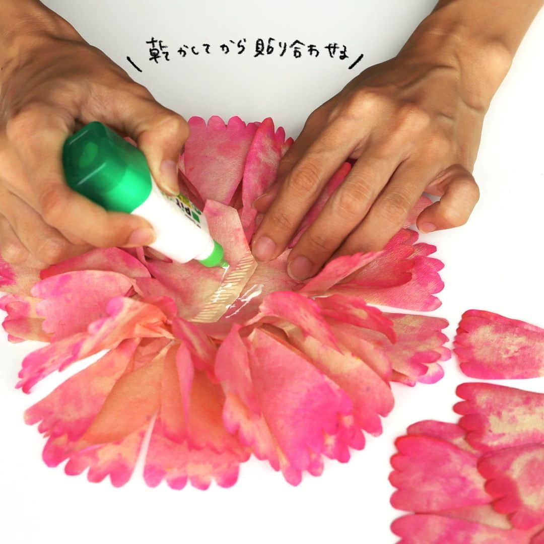 トンボ鉛筆さんのインスタグラム写真 - (トンボ鉛筆Instagram)「#トンボの夏工作 🌻✂✏🖌  8月も最後の週ですね🌞 今月は夏工作シリーズを毎週お届けしてきましたが、楽しんでいただけたでしょうか？  夏工作、4個目は、コーヒーフィルターを使ってお花を作ってみました🌼 花びらの形を変えることで、違うお花をつくることができます😊  着色には水性マーカーABTを使用しています🖌 108色あるので、好きな色のお花がつくれますよ😉  【作り方】 ①コーヒーフィルターに花びらの形を下書きし、切り取る  ②切り取ったコーヒーフィルターをABTを使って着色する  ③②をしっかり乾かしてから貼り合わせていく  ④ワイヤーを通して、茎の部分を作ったら完成！  作り方は、トンボのWEBメディア「FUNART STUDIO」でkopfkino( @kopfkino.5 )さんが紹介してくれた記事を参考にしています😊 記事の方では紫陽花の型紙DLができます！ 詳細な作り方も紹介しているので、ぜひチェックしてみてください👍  ▽FUN ART STUDIO⠀ 「美しいグラデーションのアジサイ」 https://tombow-funart.com/topics/ideas/9828/  #トンボ鉛筆 #tombowpencil #tombow #文房具 #文具好き #文房具好き #文房具好きな人と繋がりたい #stationery #stationerylove #stationeryaddict #ペーパークラフト #ハンドメイド #diy #tombowabt #ABT #ピットマルチ2 #tombowabt #ABT #夏工作 #自由工作 #花のある暮らし #flower #花」8月28日 16時31分 - tombowpencil