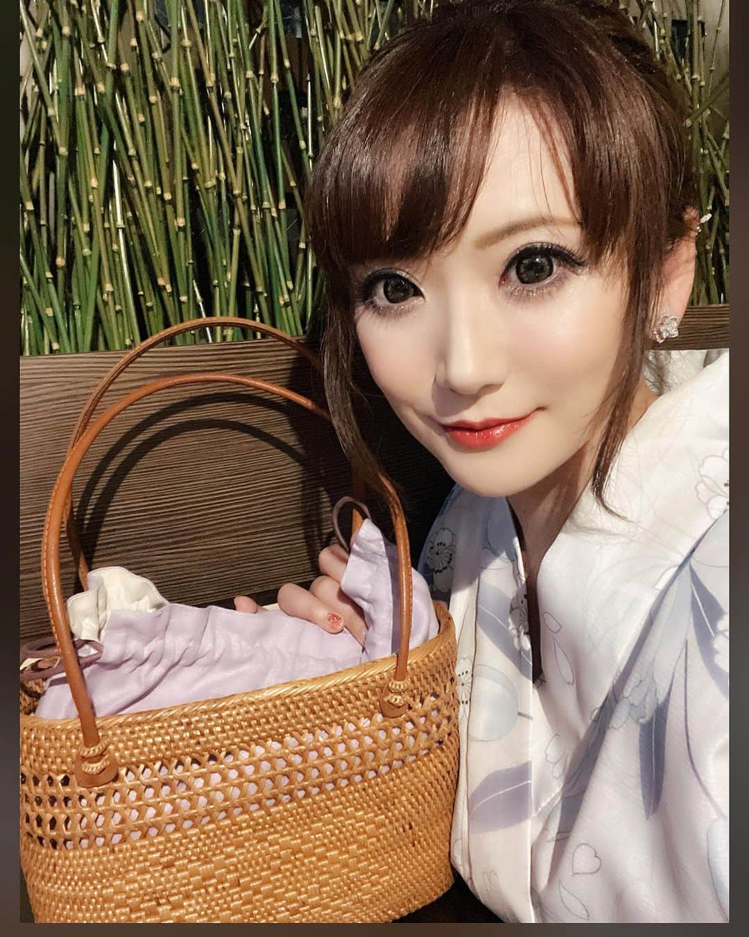 香西咲のインスタグラム：「乙だよん🥰🩵  今年もう一度浴衣を着れるチャンスがありました❤️ 本当はデビュー頃に買った浴衣も着たかったんだけど…あと一回浴衣着れるチャンスあるかなぁ…( ´･ω･`)ｳｰﾝ🌀   #浴衣   #浴衣ヘアアレンジ   #浴衣女子   #浴衣コーデ   #浴衣帯結びアレンジ    #浴衣の保管方法 をちゃんと学ばなきゃ👘❣️  #浴衣一式揃える のは💰かかります…💸 本当贅沢品✨長く使える様に大切に保管しなきゃ❣️」