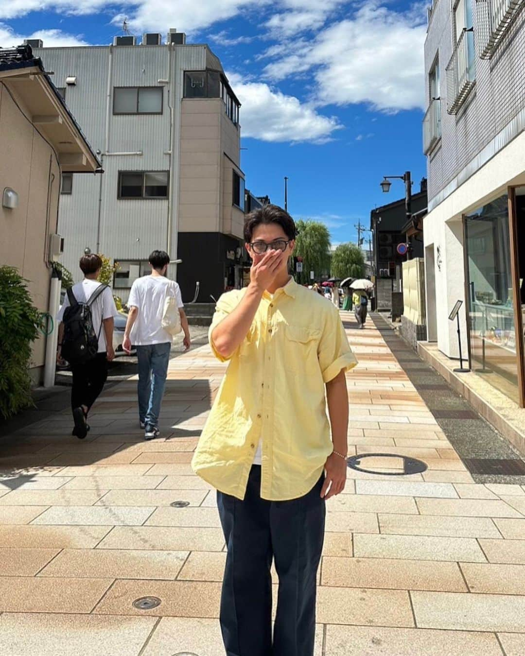 流稜太さんのインスタグラム写真 - (流稜太Instagram)「📍金沢ひがし茶屋街  夏服の黄色は爽やかで好きです。 あ、あとコーヒー浅煎りで酸味があってすっごく美味しかったよ」8月28日 16時27分 - nagare_ryota