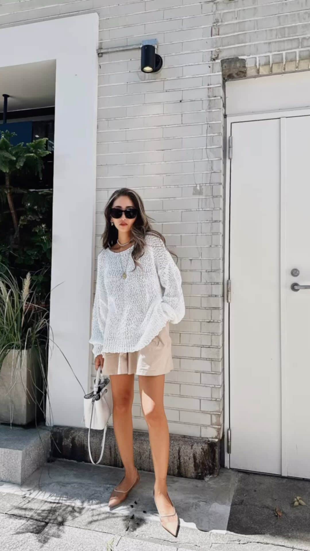 esutoreja_risaribonのインスタグラム：「フアフアとした着心地がいいかぎ針knit☺️ ルーズなデザインでゆったり着れるのでとても可愛いです！ colorはホワイト、ベージュ、ブラックとあります❤︎ 袖が長くそこもポイントです！ .  .  . @esutoreja」