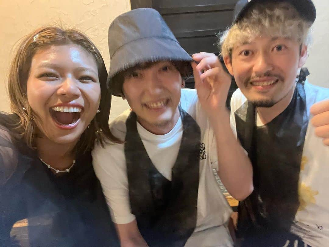 クロさんのインスタグラム写真 - (クロInstagram)「あいのり×あいの里飲み🍺 嵐がとりまとめてくれて、総勢21人くらい🌏🩷🚗  ☑︎あいのり ☑︎あいのり2 ☑︎あいのりAsian Journey ☑︎あいのりAfrican Journey ☑︎あいの里 あいのりから派生する恋愛リアリティのメンバーが集まったよおおおおお！！！  「あいの里2」の募集もスタートしてますな♫ 君も仲間にならないかっ？！ （バイトの募集風）  ほんともう20年弱の付き合いになってきて、本当楽しい。 そんな大した話毎度してないんだけど、なんか、変わらない関係っつーのがいいですよね。 お互いのバックグラウンドも何もかも違うけれど、一つの番組に出ていたというつながり… 今回の「あいの里」メンバーはまた年上の方も多く、学ぶこともたくさんなので、これからもいろんな話をまた聞いていきたいなあ〜  p.s.あいのりAsian Journey2とか見返してるんだけど、やっぱりあいのりって最高だね、ほんと泣けるし、いい、ほんとにいい！ハマる！はまっちゃううううううう！！ スタッフさんにこの人採用してくれてありがとう！ありがとーむ！て気持ちになるね🤙🏽🩵🧡🩵🧡  #あいのり #あいのりアジアンジャーニー #あいのりメンバー #あいのりアフリカンジャーニー #あいのりasianjourney #あいのりafricanjourney #netflix #恋愛リアリティショー #恋愛リアリティ #あいの里」8月28日 16時28分 - kuro_risa