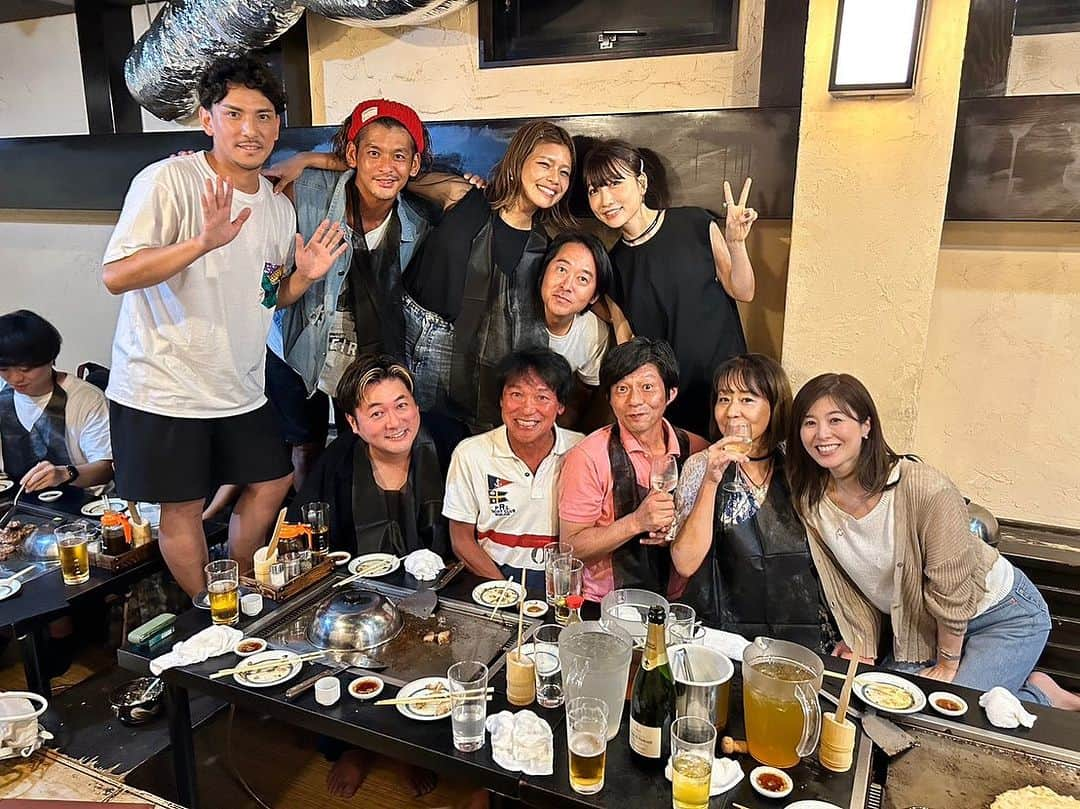 クロさんのインスタグラム写真 - (クロInstagram)「あいのり×あいの里飲み🍺 嵐がとりまとめてくれて、総勢21人くらい🌏🩷🚗  ☑︎あいのり ☑︎あいのり2 ☑︎あいのりAsian Journey ☑︎あいのりAfrican Journey ☑︎あいの里 あいのりから派生する恋愛リアリティのメンバーが集まったよおおおおお！！！  「あいの里2」の募集もスタートしてますな♫ 君も仲間にならないかっ？！ （バイトの募集風）  ほんともう20年弱の付き合いになってきて、本当楽しい。 そんな大した話毎度してないんだけど、なんか、変わらない関係っつーのがいいですよね。 お互いのバックグラウンドも何もかも違うけれど、一つの番組に出ていたというつながり… 今回の「あいの里」メンバーはまた年上の方も多く、学ぶこともたくさんなので、これからもいろんな話をまた聞いていきたいなあ〜  p.s.あいのりAsian Journey2とか見返してるんだけど、やっぱりあいのりって最高だね、ほんと泣けるし、いい、ほんとにいい！ハマる！はまっちゃううううううう！！ スタッフさんにこの人採用してくれてありがとう！ありがとーむ！て気持ちになるね🤙🏽🩵🧡🩵🧡  #あいのり #あいのりアジアンジャーニー #あいのりメンバー #あいのりアフリカンジャーニー #あいのりasianjourney #あいのりafricanjourney #netflix #恋愛リアリティショー #恋愛リアリティ #あいの里」8月28日 16時28分 - kuro_risa