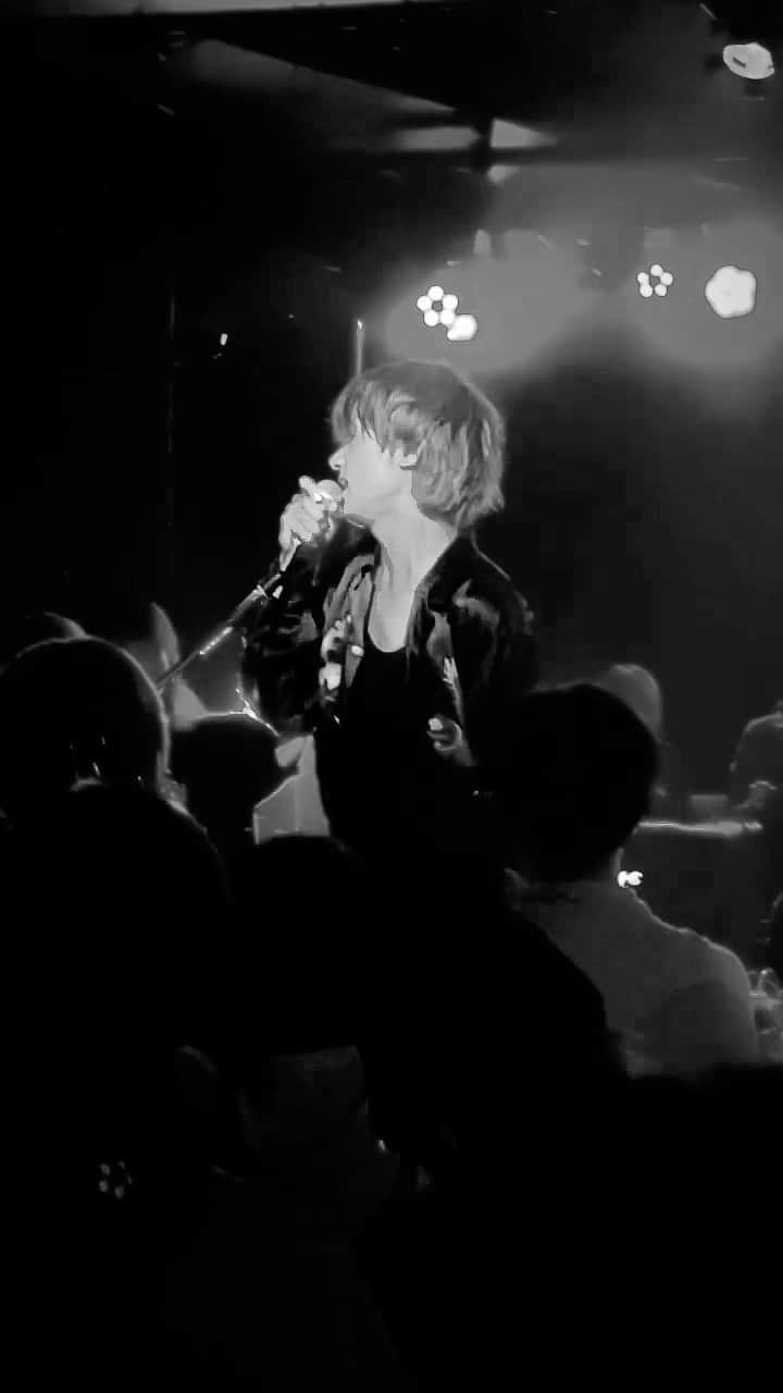 佐々木亮介のインスタグラム：「I'm Free(a flood of circle cover) - Ryosuke Sasaki LEO Live at 自由研究Ⅱ 17 aug 2023 @livehouse_fever」