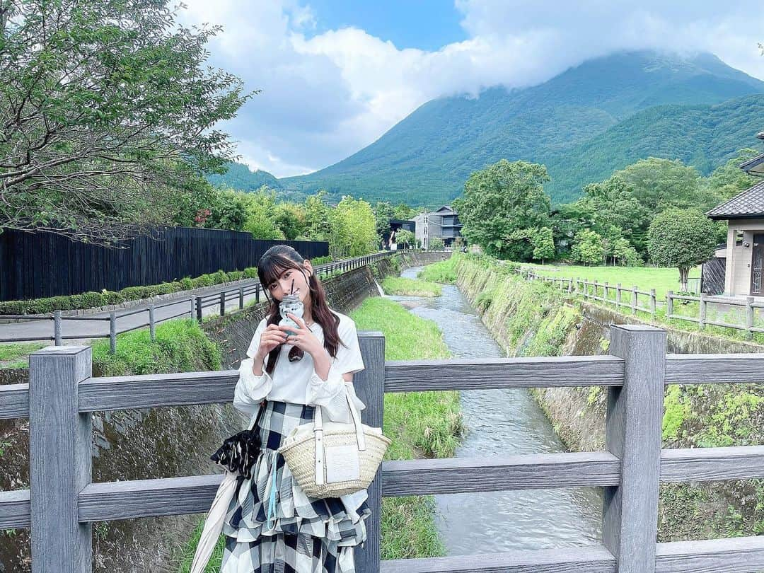 山田麻莉奈さんのインスタグラム写真 - (山田麻莉奈Instagram)「. 8月が終わる前に 福岡帰ったときの思い出を🌻  この日は 大分までドライブ連れてってもらいました！ 湯布院の金鱗湖っていうところかあって、 湯の坪街道で食べ歩きしたり 金鱗湖までのんびり歩いて緑をずっと眺めて... 心地よくて楽しかった〜 とにかく景色がすごく綺麗🥺  昔から母がドライブするのが好きなのもあって、 由布岳からの絶景を見ながら別府ロープウェイに行くっていうドライブコースが定番で よく連れてってくれてたんだ〜🌱‬  なんか懐かしかったなあ..  九州ほんとにいいところ。  #金鱗湖 #湯の坪街道  #大分観光  #湯布院観光 #由布岳 #ドライブ #別府ロープウェイ 今回は時間外で乗れなかった🥲」8月28日 16時36分 - marina.yamada_324