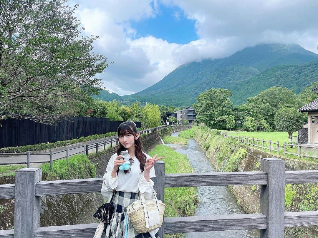 山田麻莉奈のインスタグラム：「. 8月が終わる前に 福岡帰ったときの思い出を🌻  この日は 大分までドライブ連れてってもらいました！ 湯布院の金鱗湖っていうところかあって、 湯の坪街道で食べ歩きしたり 金鱗湖までのんびり歩いて緑をずっと眺めて... 心地よくて楽しかった〜 とにかく景色がすごく綺麗🥺  昔から母がドライブするのが好きなのもあって、 由布岳からの絶景を見ながら別府ロープウェイに行くっていうドライブコースが定番で よく連れてってくれてたんだ〜🌱‬  なんか懐かしかったなあ..  九州ほんとにいいところ。  #金鱗湖 #湯の坪街道  #大分観光  #湯布院観光 #由布岳 #ドライブ #別府ロープウェイ 今回は時間外で乗れなかった🥲」