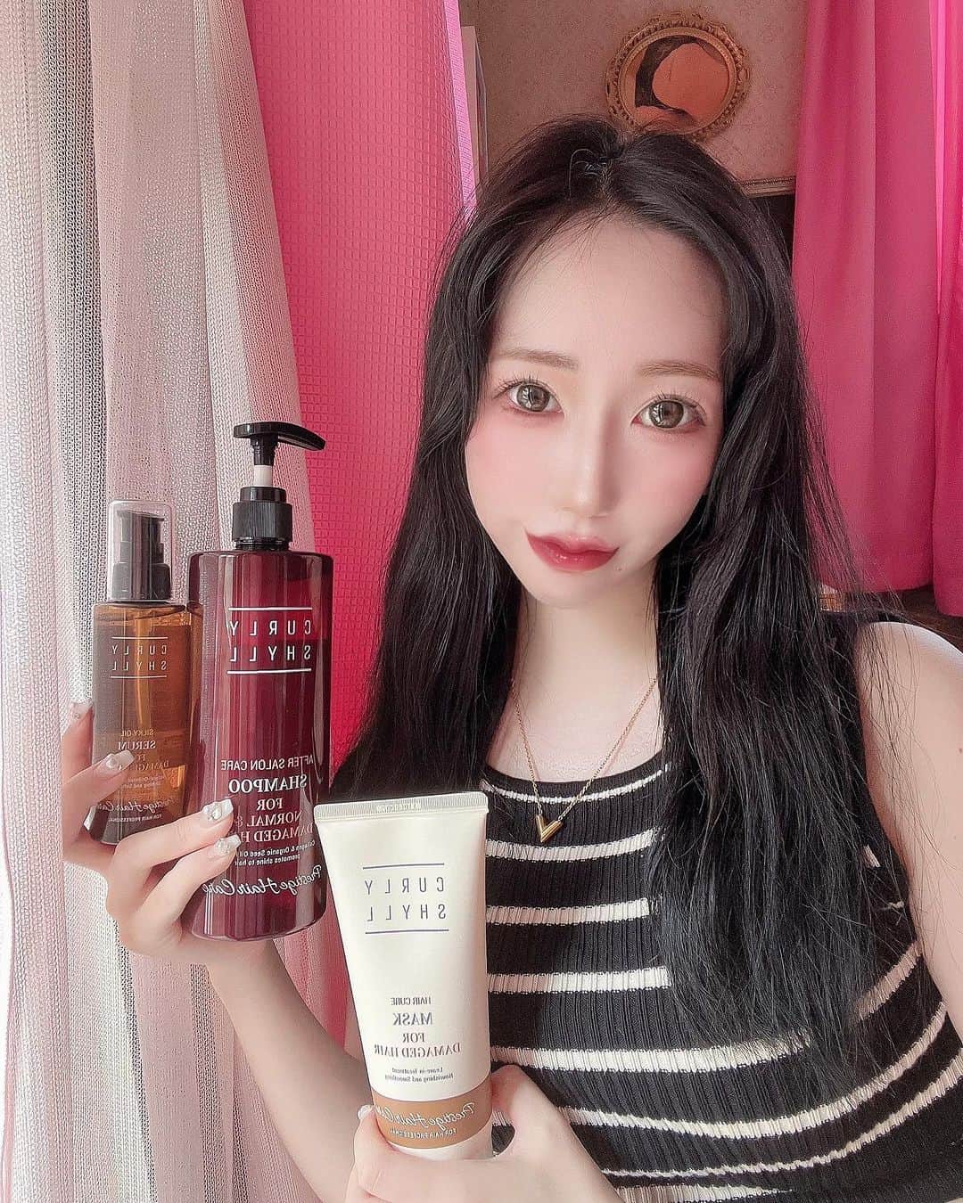 のインスタグラム：「韓国で人気のヘアケアシリーズ 「CURLY SHYLL」✂️ (カーリーシール) @curlyshyll_official  @curlyshyll_jp   ✩CURLY SHYLL ヘアケアシリーズは、 ソウルファッションウィークの 公式ヘア製品としても 採用された実績を持つ、 🩷化学成分を最大限排除 🩷低刺激 🩷調香師が作った香り 上記を特徴とする プロフェッショナル・ヘアケア製品‼️ 韓国の有名芸能人や アイドルが使用していることでも 有名なんだって☺️🩵  私が使ったのは、 ✩ アフターサロンケア シャンプー （ダメージヘア） ✩プレステージヘアケアマスク （洗い流さないパック） ✩シルキーオイルセラム  とにかく黒髪保ちたくて、 これ使ったらめちゃくちゃ サラサラになってびっくり😳❗️ 翌朝のまとまりとサラサラに 感動したよ😭‼️ 昨日MISAMOのハイタッチ行って みんな髪の毛めちゃくちゃ綺麗で ツヤツヤだったから 私もケア頑張ろって思った‪💡‬  おすすめです😘💋  #カーリーシール #curlyshyll #pr  #ヘアケア #韓国ヘアブランド #サロンシャンプー #サロン専売品 #カーリーシールcoc #커리쉴coc」