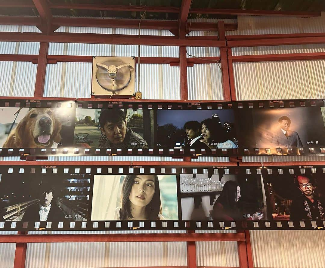 佐藤みゆきさんのインスタグラム写真 - (佐藤みゆきInstagram)「8/26 乙黒史誠　@fumitakaotoguro 先輩の主催する『乙黒文化祭2023』にお邪魔してきました。  乙黒さん主演の、これから公開予定の映画『僕を呼ぶ声』の0号試写を兼ねたこのイベント。私は乙黒先輩演じる主人公が通うスナックのママ役で出演しております。  今回のイベント会場はなんと、映画の中でとても重要なシーンを撮影した場所であるspaceEDGE。 映画の中でこの建物に入ってくるシーンがあるので、映画を観ていると「あ!私がさっき見た景色だ！」となるのです。特別な初めての体験でした。  会場では、 乙黒先輩のお付き合いのあるお店による出店も。自家製ツナなおつなさん　@otuna.tuna や、撮影に使わせていただいたミスミヤさん　@misumiya_shibuya 、オシャレで美味しいワイン屋さんや、古着屋さん、俳優のマニアックすぎるビデオと古本屋さんあり。 そして実際に撮影に使った場所は、撮影小道具や写真が展示されていたり。  映画を観る前は、 「渋谷にこんな空間があったんだなー」と思っていましたが、映画を観た後は「え？！ここあのシーン撮ったところじゃん？！ひええ！」となる仕組みが憎い。勝手に聖地巡礼になってしまうと言うしかけ。凄い。  そして本当にたくさんの方が来てくださり、あちらこちらで美味しいフードをつまみながら、美味しいお酒をいただきながら、映画のことを話したり、久しぶりの再会を果たしたり、乙黒さん先輩の目指す『乙黒文化祭2023』が実現されていて、私はとても感動してしまいました。 私も12年ぶりの再会があったり、新しい出逢いがあったり、とても良い時間になりました。劇中に出てくるデザインをしてくださった方がおススメしてくださった、初めてのハニービールがとても美味しかった◎これも良き出逢いでした。  来てくださった皆様、ご寄付いただいた皆様、私からも心からお礼申し上げます。ありがとうございました！  乙黒先輩が映画が始まる前の挨拶で、映画を作る構想を練ってから3年8ヶ月、このイベントのために9ヶ月、コスパが悪い事は承知の上で、そもそもそう言う生き方ですし、脚を使って頭を下げて靴底すり減らして今がある、とおっしゃっていて。  乙黒史誠という人は、不器用だけど真っ直ぐにやりたいことをやる為に、強くて熱いエネルギーの渦を生み出す人で、私はその渦に巻き込んでもらった1人なのだなぁとしみじみ実感しました。 監督の上野コオイチさん @koichi_uenoは、乙黒先輩の良き理解者で、映画を愛してやまないハッキリと自分の好きなモノ作りたいモノがある方で。  出来上がった作品は、乙黒先輩と上野監督、そして素敵な出演者たちによって化学融合が起こって、とっても変な、でも最後まで楽しめる、唯一無二な映画になっていました。  地方で撮影していて来られないはずのヒロインの重松りさ @risa_edamame ちゃんが駆けつけてくれたのは、めちゃくちゃ素敵なサプライズでした♡ ありがとう、しげまっちゃん。しげまっちゃんのいろんな表情が見られる映画でもあります。私はすっかり重松りさファンです。  ここから、さらにブラッシュアップされて、完成、上映と映画『僕を呼ぶ声』は進んでいきます。今回来られなかった方も、楽しみにしていただけたら嬉しいです。  私も乙黒先輩の生み出す渦に巻き込まれながら、楽しみたいと思います。 今後とも引き続きよろしくお願いいたします😊♡」8月28日 16時42分 - satoukichiyome