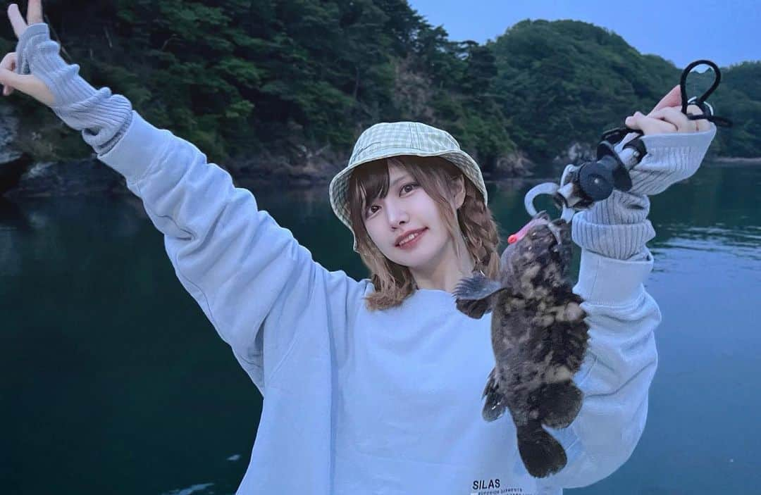 眞白桃々のインスタグラム：「【宮城ライトロック‪🎣‬】  今年2匹目の でかオウゴンムラソイ🐟‪˜˷  月下美人のジグヘッドとワームで メバリングしてたら釣れたよ~~  *⋆꒰ঌ┈┈┈┈┈┈┈┈┈໒꒱⋆*  🔍⸒⸒YouTube『うらごし桃々ちゃんねる。』  *⋆꒰ঌ┈┈┈┈┈┈┈┈┈໒꒱⋆*  .   #ルアマガ女子部 #DAIWA #月下美人  #メバリング #ロックフィッシュ」