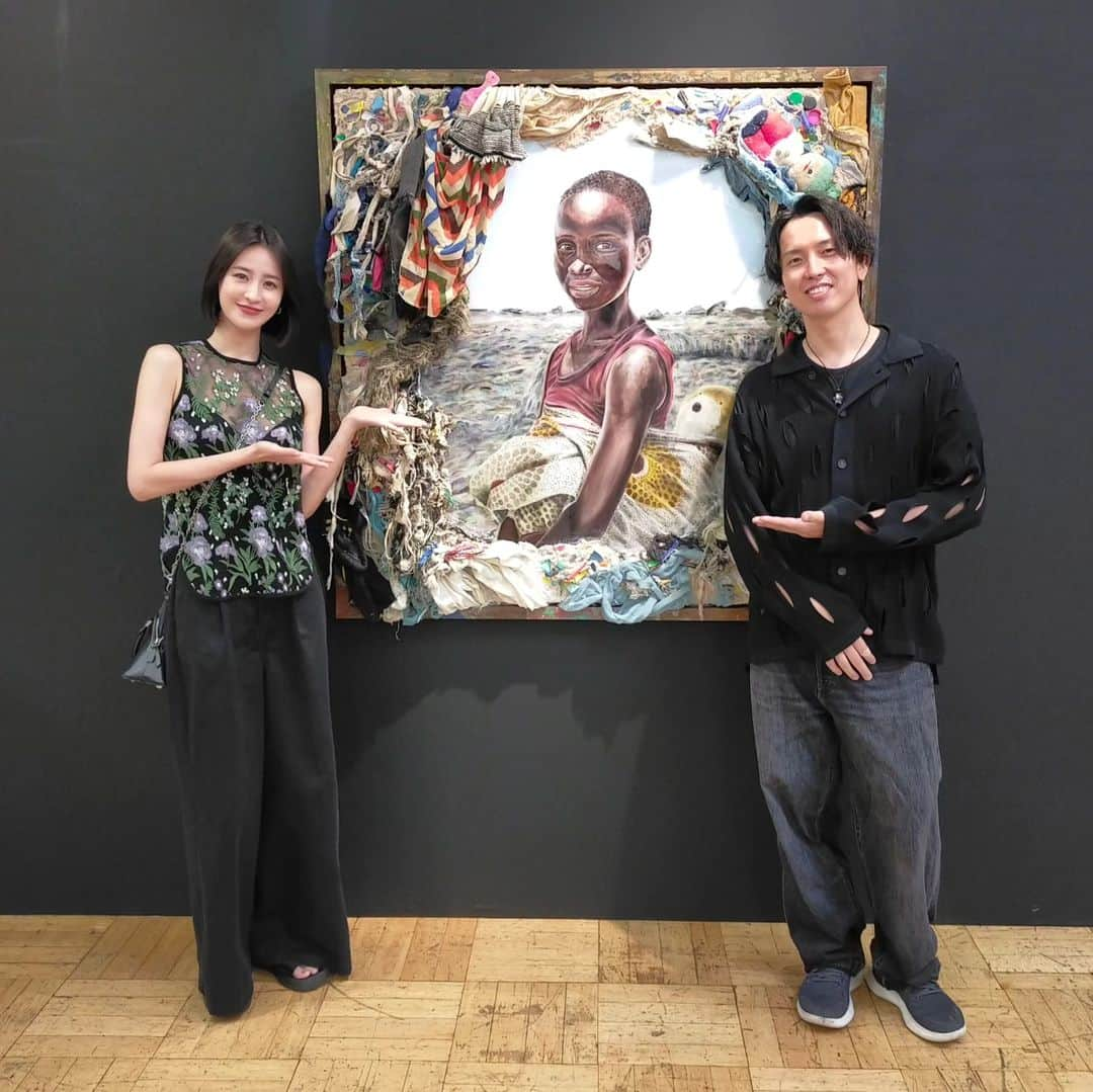 寒川綾奈さんのインスタグラム写真 - (寒川綾奈Instagram)「長坂真護展　still A BLACK STAR お邪魔してきました😌 いつも素敵な作品がたくさんで心動かされます🌼 日本橋三越での個展は今日までみたい✨  #長坂真護展」8月28日 16時46分 - sogawaayana