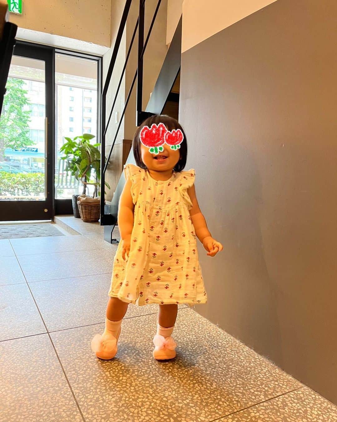 川田裕美のインスタグラム：「娘も出先で歩き回るようになったので、靴下と一緒になっていて、はだしでスポッと履かせられる靴が活躍しています🎵 追いかけるこっちは大変だけど、いろんなところを歩けて嬉しそうな娘🥰  #1歳 #1歳女の子」