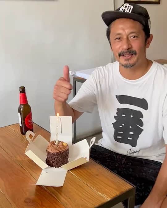 石塚啓次のインスタグラム：「家族以外から誕生日祝われるの苦手やけど仕事の合間にサクッとこんな感じケーキは嬉しかったわ！恥ずかしさと急の出来事にキョドッてしまって一回目ロウソクの火うまく消せないダサさあったけど、、、、 サッと来て2分で帰るセイヤ粋やね！  フリオもおつまみセットと焼酎一本ありがとう！  って事で今年も金持ちなって楽するの夢見ながら朝から夜中までヒーヒー言いながら必死にうどんと服作くりまくって遠くの国で生き抜いていきます！ 押忍！  #石塚啓次 #YouTube #宵宵祇園  #yoiyoigion  #ブエナビスタ #buenavista #ブエナビスタデポルテ #buenavistadeporte #バルセロナ」