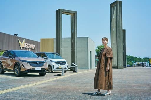 前田有紀のインスタグラム：「みなさんは電気自動車をカーライフの選択肢にしたことはありますか？ 私はすごく関心が高くて近い未来にEV車に切り替えたいと結構真剣に調べています。  先日 @andw_asahi  さんのお仕事で日産自動車の「GREEN PASSで充電の間にリフレッシュ」という記事に参加させていただきました。  東名高速足柄SAまでマイカーで運転して行ったのですが、「GREEN PASS」の企画で、急速充電の30分で楽しめるFULL-CHARGE SALONの無料の施術や、スペシャルチャージドリンク（なんとゴ・エ・ミヨ2022のベストパティシエを受賞した加藤峰子シェフ監修！ガツンとハーブで、ゼリーの食感もよくて美味しかったぁ🥺）も楽しめます！  EV車を持つとこんな感じかな〜とより具体的に想像できた時間でした。旅に出ると感じるのですが、最近は充電ステーションも増えて、より快適に使っていけそうですよね。詳しくは @andw_asahi さんの記事をぜひみてみてください！  ちょこっとお知らせしますと、GREEN PASSは8/24-9/6までは、兵庫県の新名神高速道路宝塚北SAで実施されているので、EV車をお持ちで関西の方、ぜひ体験してみてください。  photography : @minasoma  dress: @laveange_official  styling : @chinakmm  hair&make up : @pikarin_hairmakeup」