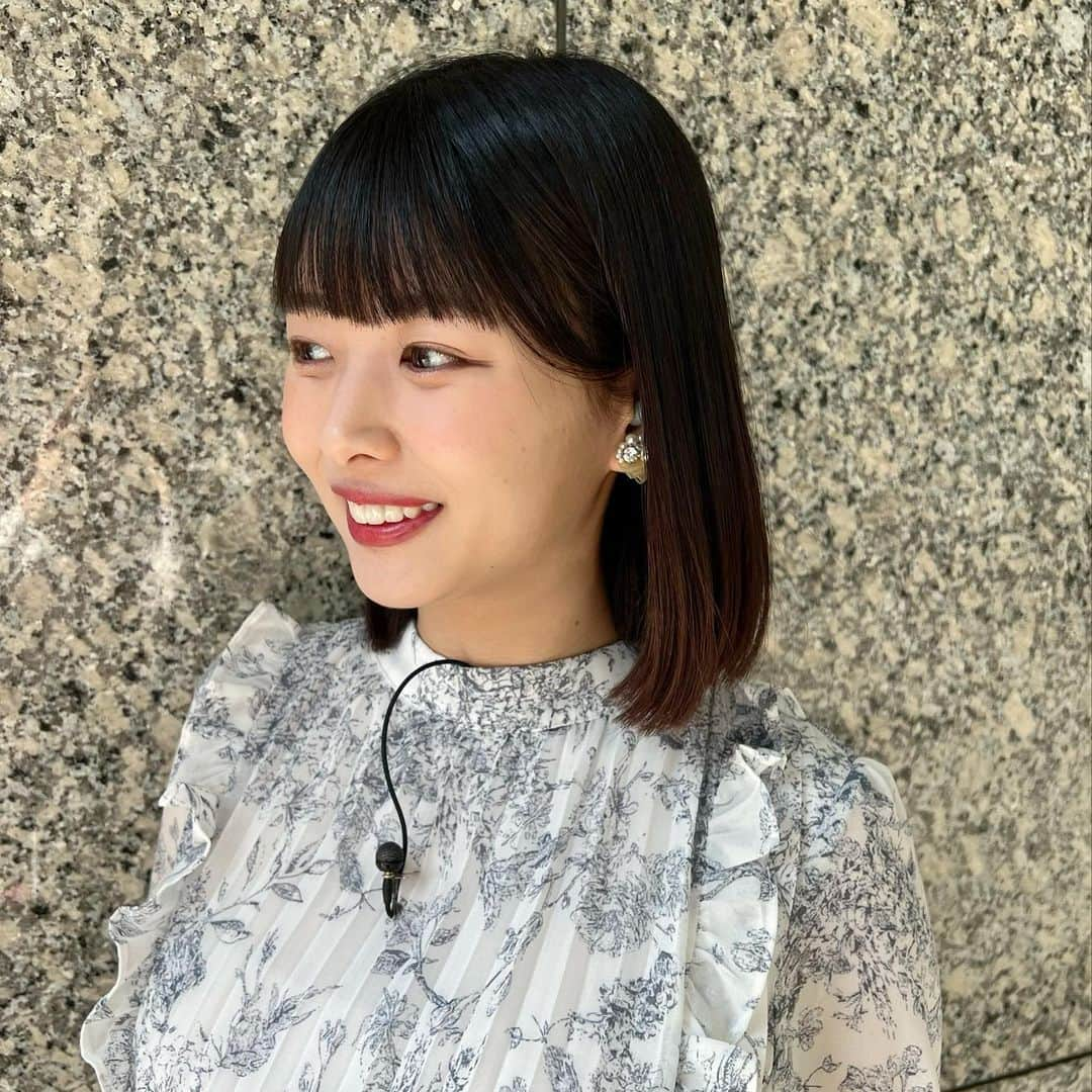 角田奈緒子さんのインスタグラム写真 - (角田奈緒子Instagram)「インスタに載せようと思ってたけど 載せてなかった写真（無限にある）を載せてく💪  産休前に髪の毛切りました💇‍♀ 前髪広めのボブ😗  出産に備えて切ったわけではなく 大好きなルセラフィムのチェウォンちゃんの 髪型まねしただけ😂☺ お休みに入ってからは さらにチェウォンちゃんの真似して 金のインナーカラーも入れちゃった🤭  今は伸び伸び🥺 あさって産後初の美容院行くねん 楽しみ🥺」8月28日 16時49分 - naokoon1122