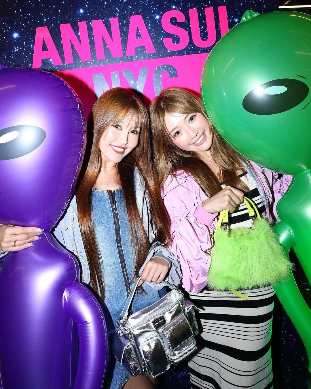 渡辺加苗のインスタグラム：「【ANNA SUI NYC 2023/FALL＆WINTER “EXHIBITION＆PARTY"】 行ってきました💖💜💚 DEBUTおめでとうございます❣️お洋服もバッグもどれも可愛すぎて❣️大興奮でかずえとお買い物しまくって楽しすぎました🥹🛍 着るのが楽しみだなぁ🫶 #ANNASUINYC」