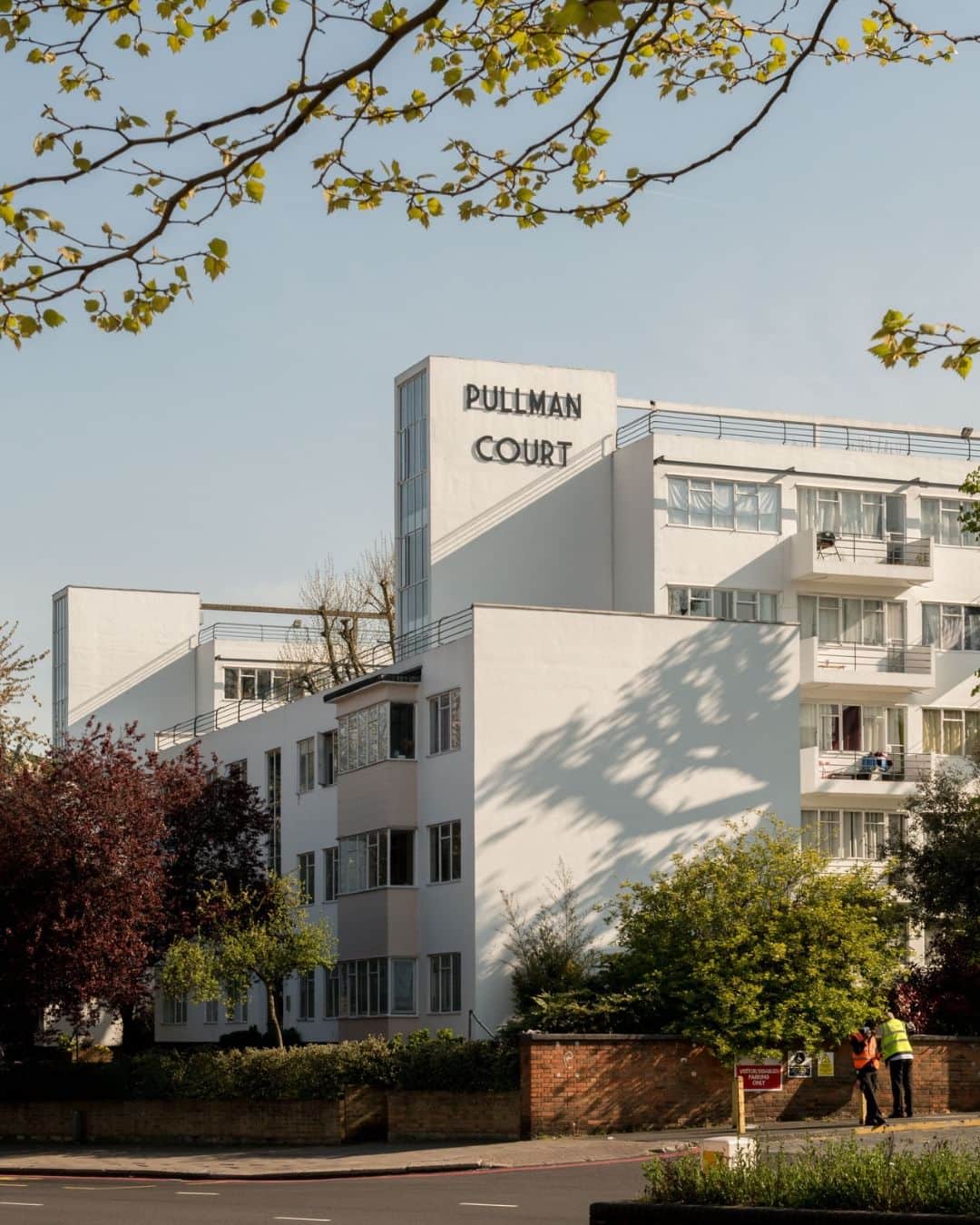 The Modern Houseさんのインスタグラム写真 - (The Modern HouseInstagram)「Planned to Perfection: six meticulously designed modernist flats.  1. #forsale Pullman Court, Streatham Hill, London SW2 2. #forsale Cliff Road Studios II, Cliff Road, London NW1 3. #forsale Trellick Tower IV, Golborne Road, London W10 4. #forsale Thomas More House II, Barbican, London EC2 5. #forsale Savana, Yoakley Road, London N16 6. #forsale Trellick Tower V, Golborne Road, London W10  Head to the link in our bio to learn about these homes and their iconic buildings.」8月28日 16時50分 - themodernhouse
