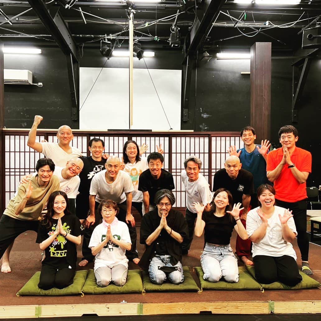 窪塚俊介のインスタグラム：「ゴツプロ第8回公演『イノレバカ』 ＠下北沢・本多劇場 作・演出　田村孝裕  明後日開演！！ 子供から大人まで性別問わず楽しめる舞台になってます(^^) お待ちしてます🔥 🧑‍🦲 🙏 来られる方、チケット承りますのでDM下さい😊  #イノレバカ#ゴツプロ#52pro」