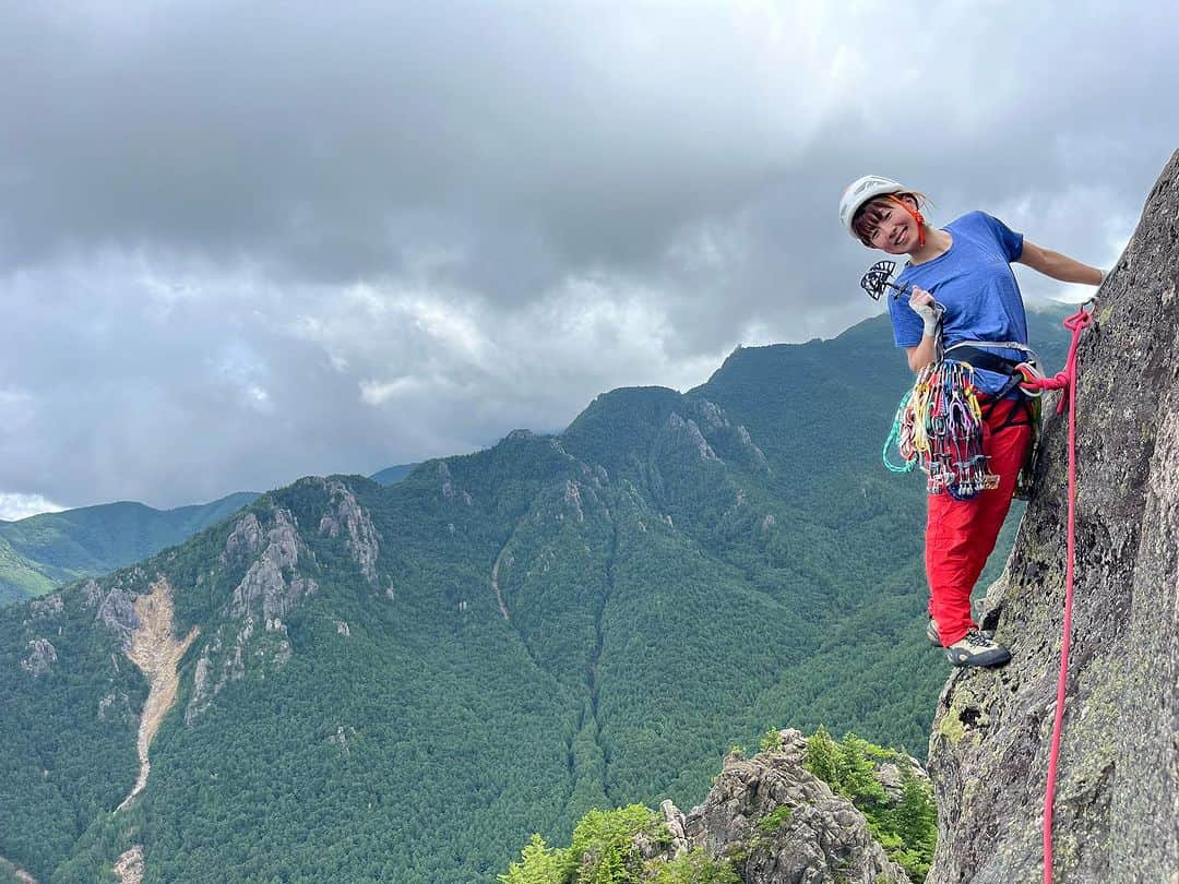 義村萌のインスタグラム：「2023.08.17  小川山　ウスノロマン  崩壊したって聞いてたウスノロマン。 登れてよかった🙆‍♀️  昼から雨予報で、3ピッチ目あたりで雨雲と微妙な小雨が降ったりしてたが、なんとか最後までもってよかった！  ロープスタックしたり、バンドが崩壊してたせいでロープ登り返したり、色々勉強になりました。  ①高度感最高！ ②よかった登れる〜！ ③またここを帰るのか… ④ウスノロマンお茶会 ⑤望遠のウスノロマン！ ⑥夜は将棋でした。  ウスノロマンありがとうございました！ @strawberry_climber   望遠写真とキャンプありがとうございます🫶 @climberhey317   軽くてお気に入りのお供💛 @jyarashi_koubou   #climbing #小川山 #ウスノロマン #じゃらし工房 #patagonia」