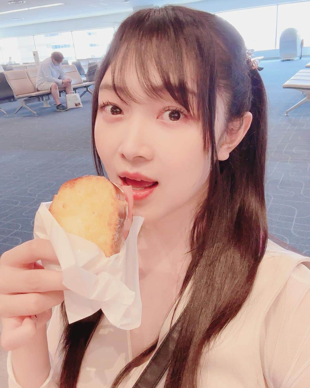 たけうち亜美のインスタグラム：「秋田ディナーショー前乗り前の羽田空港にて🍞ぱーん」