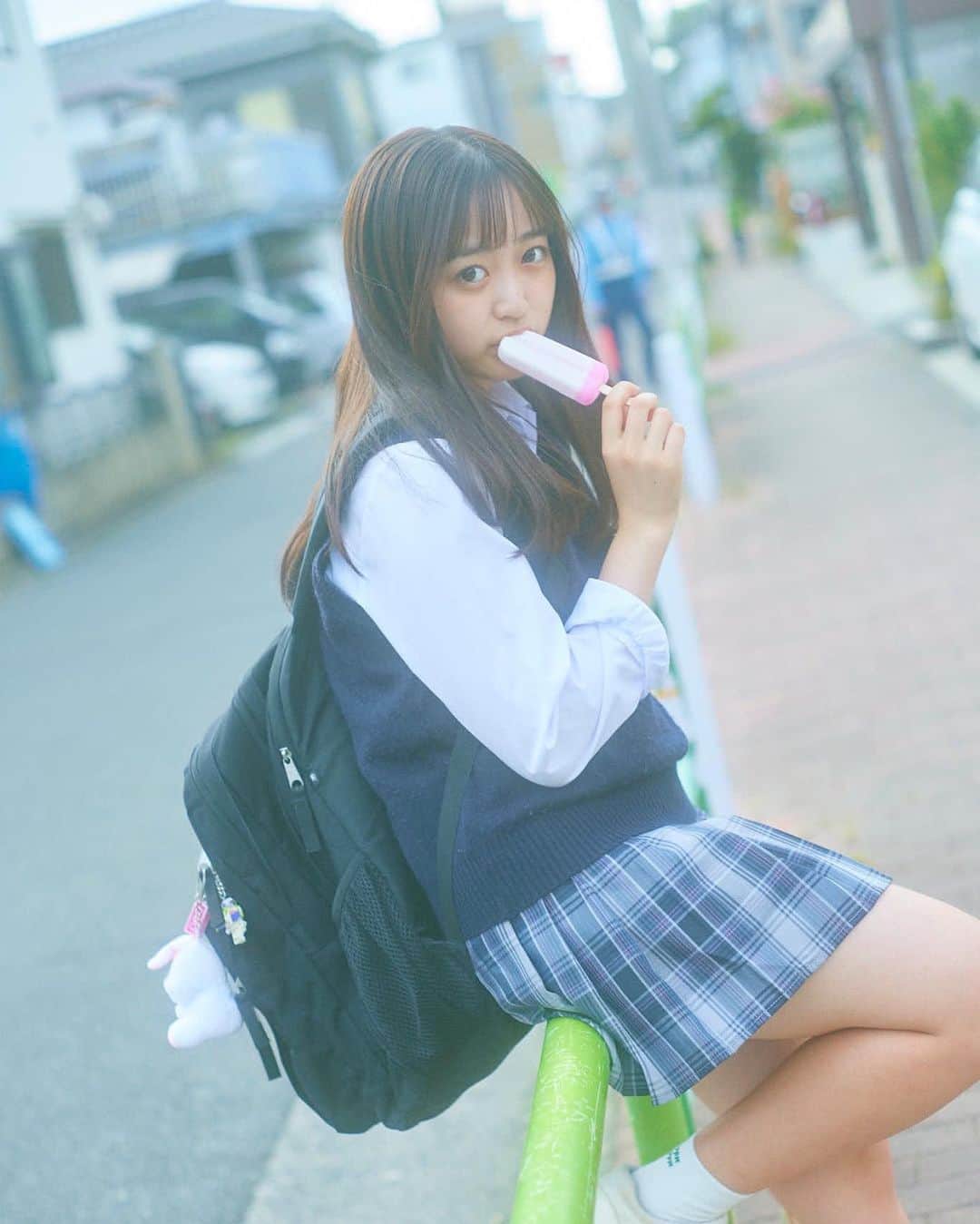 のインスタグラム：「君といっしょに食べるアイスがどのアイスよりもいちばん美味しい気がしちゃう︎  PhotoBy📸/ @sho_ito723   ┈┈┈┈┈┈┈┈┈♡┈┈┈┈┈┈┈┈┈┈  公式 @puregi_official  ・ ・ #PureGi #ぷれっぢ  #MIYU  #アイドル #オレンジ担当 #アイドルガーリー #フレンチガーリー  #夏 #高校生 #JK #JKブランド #みゆまる #ブリーチなしカラー #ブリーチなし #暗髪カラー #暗髪  #アイドルヘア」
