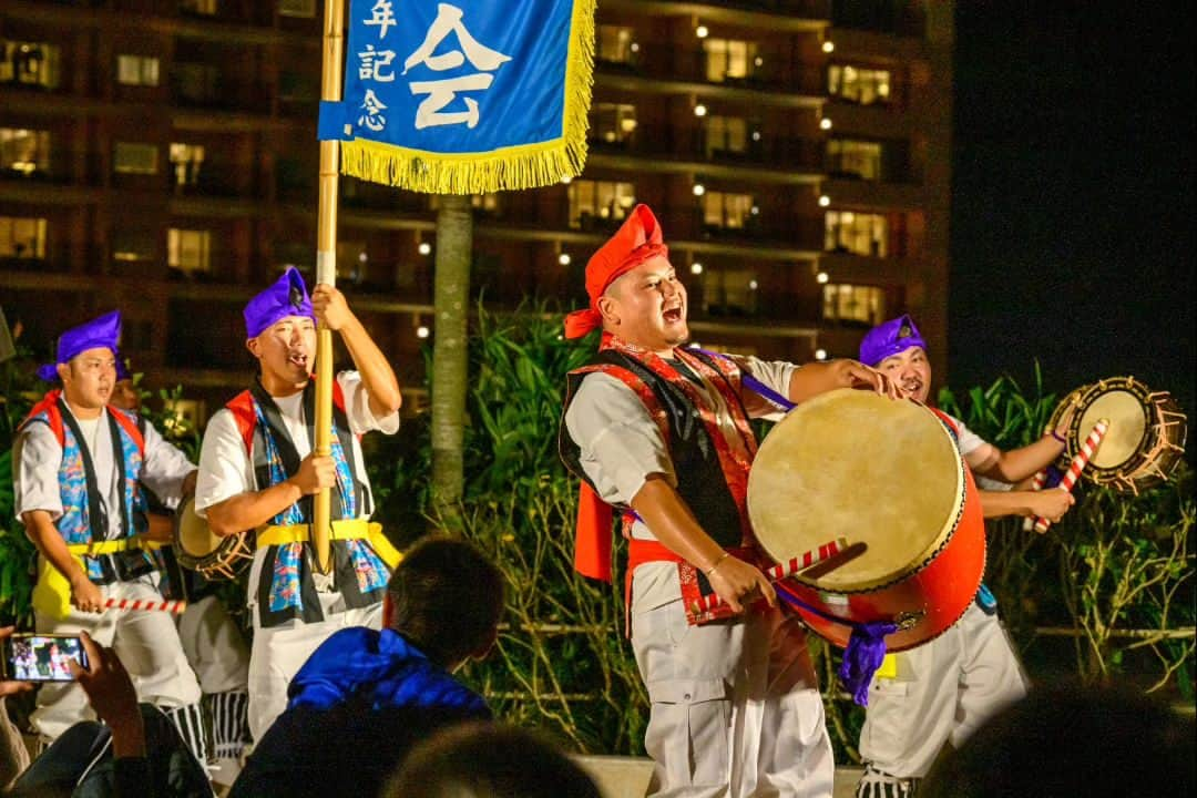 Kafuu Resortさんのインスタグラム写真 - (Kafuu ResortInstagram)「沖縄では旧暦のお盆「旧盆」は大切な行事のひとつです。 今年2023年は本日8月28日からの3日間が旧盆にあたり、沖縄の伝統である太鼓等をもった踊り「エイサー」が沖縄各地でおこなわれます。  カフー リゾート フチャク コンド・ホテルでは8月13・14日に、沖縄市久保田青年会、宜野座村惣慶区青年会の皆様によりエイサーの踊りをご披露いただきました。  迫力ある太鼓と三線の唄声、そして最後はお客様とご一緒にカチャーシー。 心地よい海風が届くプールサイドに勇壮なエイサーのかけ声があがりました。  @kafuu_resort  #カフーリゾートフチャクコンドホテル #カフーリゾート #エイサー #旧盆 #旧盆エイサー #沖縄リゾートホテル #沖縄リゾート #沖縄旅行 #沖縄旅行計画 #沖縄ホテル #沖縄レストラン #恩納村ホテル #恩納村リゾート #恩納村観光 #恩納村ビーチ #沖縄ラグジュアリーリゾート #ラグジュアリーリゾート #ラグジュアリーホテル #カトープレジャーグループ #kafuuresortfuchakucondohotel #kafuuresort #okinawarestaurant #okinawabar #okinawa #okinawahotel #visitjapan #kato_pleasure_group」8月28日 16時58分 - kafuu_resort