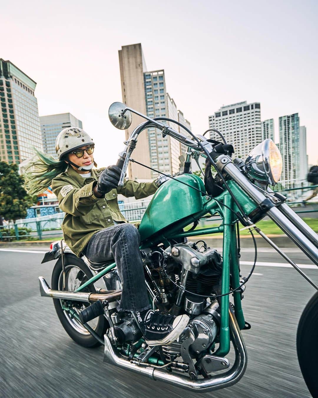 Harley-Davidson Japanさんのインスタグラム写真 - (Harley-Davidson JapanInstagram)「ライディングは武骨に、オフはマイルドに。軍系トップス＆スウェットで変化させるレディースならではの魅力  https://www.harley-davidson-japan.jp/top/CSfTop.jsp  #ハーレーダビッドソン #HarleyDavidson #UnitedWeRide #ハーレーアパレル #ハーレーライフ #ハーレーのある生活 #ファッション #HarleyDavidsonLifestyle」8月28日 16時58分 - harleydavidsonjapan