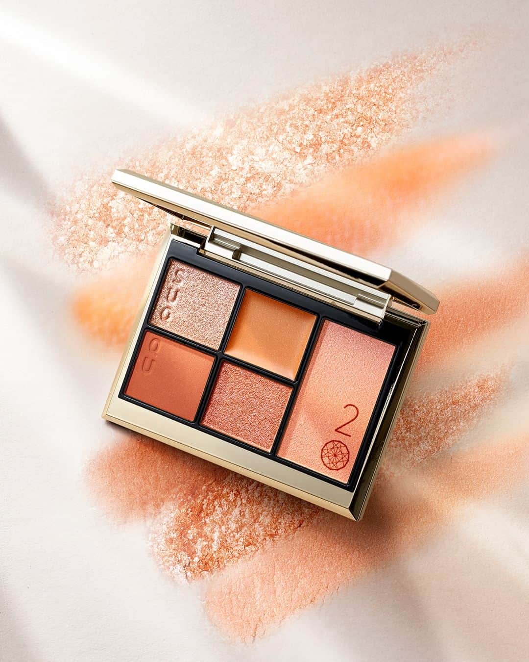 SUQQU公式Instgramアカウントのインスタグラム：「The angles created by movement, the day’s dazzling light, the night’s gentle glow... The palette contains four shades of eyeshadows that create different looks at different times and a sheer blush that reveals the skin’s natural beauty.  20th ANNIVERSARY EYE & BLUSH COMPACT 101 -TOUKOUGASANE [limited color]  An orange palette that offers a healthy and modern look. The chic tones and exquisite shades create an in-season look with a difference. https://bit.ly/2RD93fd  動きによる角度、昼のまばゆい光、夜のおだやかな光― その時々でさまざまな表情を生み出す4色のアイと、肌が持つ本来の美しさを引きだすようなシアーなブラッシュを1つのパレットにセット。  20th アニバーサリー アイ ＆ ブラッシュ コンパクト 101 橙光重 -TOUKOUGASANE [限定色]  ヘルシーさとモダンさを兼ね備えたオレンジパレット。 粋な色合いと絶妙な陰影で、ひと味違った旬の顔に。 https://onlineshop.suqqu.com/ja/lp/2023-SUQQU-20th-anniversary-collection/?utm_source=facebook&utm_medium=post&utm_campaign=organic  #SUQQU #スック #jbeauty #cosmetics #SUQQU20th #SUQQUcolormakeup #アイ＆ブラッシュコンパクト」