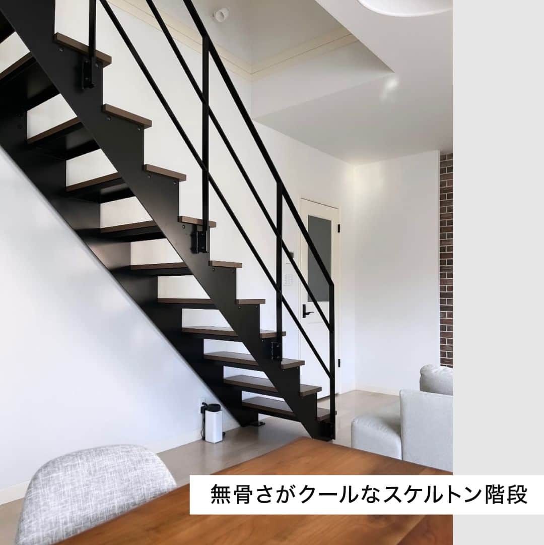 三井ホームさんのインスタグラム写真 - (三井ホームInstagram)「#三井ホームのお利口な階段たち  戸建てならではの設備のひとつである「階段」。 平面的な動線を立体的な動線に拡張させる機能を持っている、戸建てには無くてはならない設備です。  しかし階段はただ昇降する設備ではなく、インテリアの一部としてデザイン性も楽しんでもらいたいもの。 また、部屋に飾るには少し存在感が強めな絵画や写真などのディスプレイも、階段や踊り場の壁であれば気にせず飾りつけできます。 いわば、住宅の中でも階段スペースはさまざまな可能性が詰まったお利口な空間なのです。  今回はそんなお利口な階段をお持ちの三井オーナーさんたちにご協力いただき、素敵な階段スペースをご紹介します。  【ご紹介いただいたオーナーのみなさま】 2枚目 @patty_home_さん 3枚目 @s___k.t.h.tさん 4枚目 @cumamoryさん 5枚目 @lucas_mystyleさん 6枚目 @seven_home789さん 7枚目 @882_houseさん 8枚目 @myhome_fuk_myfamさん 9枚目 @aoi_port_houseさん  その他の実例やデザインはこちら→@mitsuihome  #三井ホーム #注文住宅 #マイホーム #インテリア #自由設計 #マイホーム計画 #マイホーム検討中 #マイホーム計画中 #マイホーム計画中の人と繋がりたい #家づくり #階段 #階段下収納 #スケルトン階段 #階段下スペース #階段手すり #階段下 #階段デザイン #階段インテリア #階段好きな人と繋がりたい #階段好き #階段空間 #階段収納 #階段リメイク #階段吹き抜け」8月28日 17時00分 - mitsuihome
