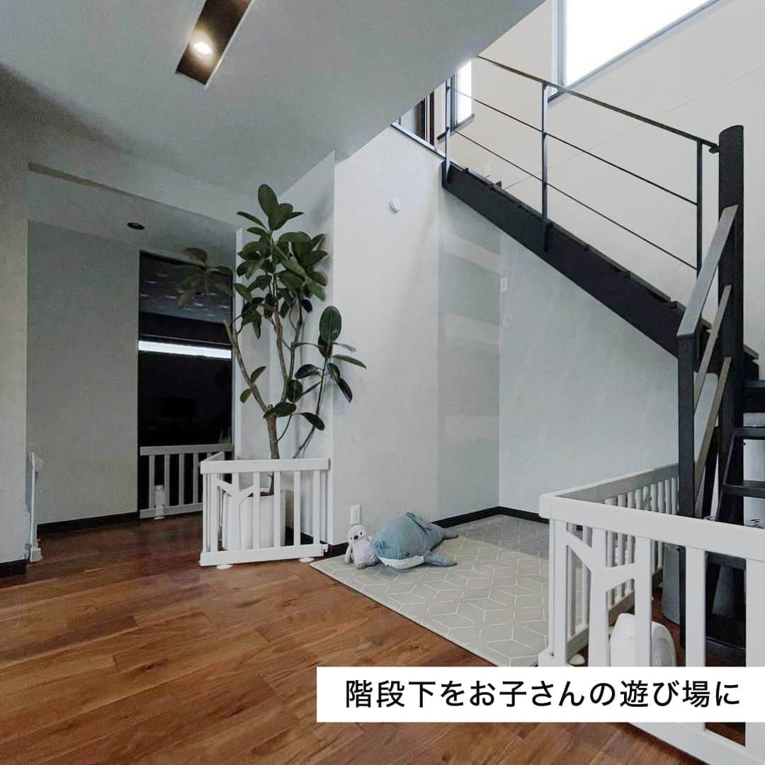 三井ホームさんのインスタグラム写真 - (三井ホームInstagram)「#三井ホームのお利口な階段たち  戸建てならではの設備のひとつである「階段」。 平面的な動線を立体的な動線に拡張させる機能を持っている、戸建てには無くてはならない設備です。  しかし階段はただ昇降する設備ではなく、インテリアの一部としてデザイン性も楽しんでもらいたいもの。 また、部屋に飾るには少し存在感が強めな絵画や写真などのディスプレイも、階段や踊り場の壁であれば気にせず飾りつけできます。 いわば、住宅の中でも階段スペースはさまざまな可能性が詰まったお利口な空間なのです。  今回はそんなお利口な階段をお持ちの三井オーナーさんたちにご協力いただき、素敵な階段スペースをご紹介します。  【ご紹介いただいたオーナーのみなさま】 2枚目 @patty_home_さん 3枚目 @s___k.t.h.tさん 4枚目 @cumamoryさん 5枚目 @lucas_mystyleさん 6枚目 @seven_home789さん 7枚目 @882_houseさん 8枚目 @myhome_fuk_myfamさん 9枚目 @aoi_port_houseさん  その他の実例やデザインはこちら→@mitsuihome  #三井ホーム #注文住宅 #マイホーム #インテリア #自由設計 #マイホーム計画 #マイホーム検討中 #マイホーム計画中 #マイホーム計画中の人と繋がりたい #家づくり #階段 #階段下収納 #スケルトン階段 #階段下スペース #階段手すり #階段下 #階段デザイン #階段インテリア #階段好きな人と繋がりたい #階段好き #階段空間 #階段収納 #階段リメイク #階段吹き抜け」8月28日 17時00分 - mitsuihome