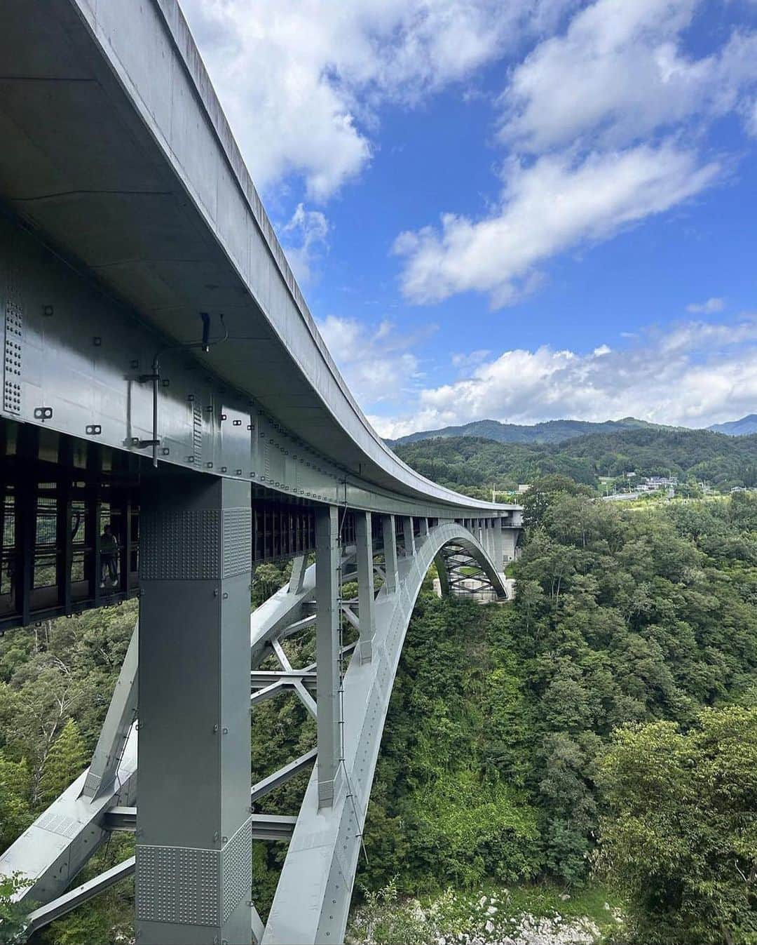 ?長野県 観光 公式インスタグラム さんのインスタグラム写真 - (?長野県 観光 公式インスタグラム Instagram)「// Photo by noriko4869  天空にかかる 「天龍峡大橋・そらさんぽ天龍峡」　 ＠飯田市  橋長280mのアーチが美しい「天龍峡大橋・そらさんぽ天龍峡」 国指定の名勝「天龍峡」を横断しています🚶💕  橋の色は、四季を通じて周辺の景観に調和できるよう「山鳩色」を選定👀✨️  橋の下は歩くことができ、 約80mの高さから天竜川を見下ろすこともできますよ😀✨️  ＝＝＝＝＝＝＝＝＝  Tenryukyo Ohashi Bridge / Sora Sanpo Tenryukyo (Iida City)  The Tenryukyo Ohashi Bridge spans a 280-meter-gap across the Tenryu Gorge, a nationally designated place of scenic beauty.  The bridge is painted a pale greenish grey to blend in with its natural surroundings.  Below the bridge is a skywalk that gives you views of the Tenryu River from 80 meters high.  ＿＿＿＿＿＿＿＿＿　  Location / Iida City , Nagano , Japan   #おうちでながの #長野のいいところ #そらさんぽ天龍峡 #天龍峡大橋 #飯田市 ＿＿＿＿＿＿＿＿＿  📷インスタアワード作品募集中📷  #長野の駅物語夏 撮影場所(長野県内に限ります) をキャプションに入れて 応募期間（7/28～9/30）に投稿してください。 優秀作品に選ばれると 長野県特産品セットをプレゼント🎁」8月28日 17時00分 - nagano_japan