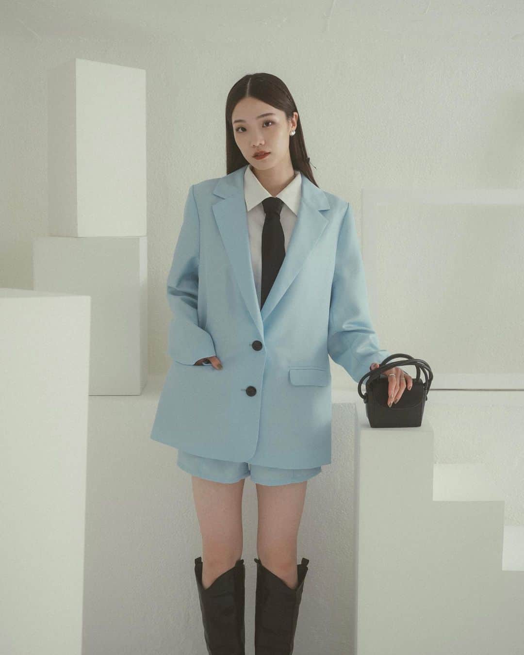 Vannie Officialのインスタグラム：「23 A/W Collection .  ︎︎  oversize blazer jacket black / beige / blue ¥6,930(tax in)  center stitch short pants black / beige / blue ¥3,960(tax in)  cropped single vest black ¥3,960(tax in)  back flare skirt black / other S/M ¥4,950(tax in)  ︎︎ #vannie_u」