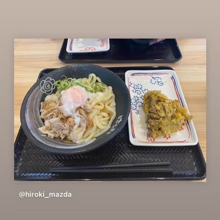 はなまるうどんさんのインスタグラム写真 - (はなまるうどんInstagram)「Repost @hiroki_mazda  週1となった休みの中で、家族と共に食事ができる喜びを味わっています。  はなまるうどんさまにて、塩豚ぶっかけ温玉中盛りに、黒舞茸の天ぷらを添えていただきました。  美味しい！みんなで食べるとなお美味しい！   ごちそうさまでした！   #はなまるうどん  #冷やし  #塩豚  #温玉  #ぶっかけうどん  #黒舞茸  #天ぷらつき。  #讃岐  #讃岐うどん  #讃岐うどん巡り #さぬきうどん  #さぬき市  #さぬきこどもの国  #ぶっかけ  #ぶっかけうどん  #うどん #うどんレシピ  #うどん屋  #うどん県  #ランチ  #ランチ巡り  #ごはん記録  #ごはん日記  #lunch  #lunchtime  #lunchideas  #香川  #香川県  #うどん県  #中盛り  #高一の息子は私より多く食べる。  ----------   貴重なお休みの中、「はなまるうどん」をご利用いただきありがとうございます😊  「塩豚温玉ぶっかけ」暑い日にピッタリですね👍スタミナもつきます💪 半熟たまごの黄身のまろやかさと塩だれ豚バラ肉の相性が抜群です😋 期間限定の「まいたけ天」食べてくれたんですね😆✨  ビタミンDや食物繊維もたっぷり！ この季節だけのお楽しみです🎵  皆さんからの #はなまるうどん の投稿お待ちしております！  素敵な投稿を定期的にご紹介していきます！」8月28日 17時01分 - hanamaru_udon