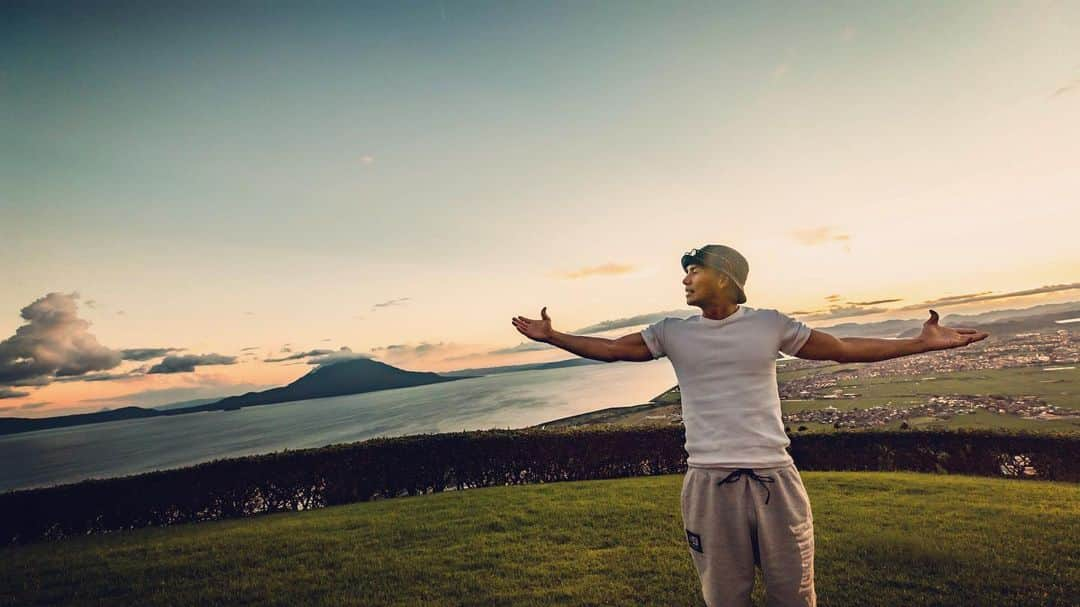 市原隼人さんのインスタグラム写真 - (市原隼人Instagram)「照りつける太陽の下、鹿児島の大自然に触れ、人里離れた温泉に浸かり時の流れに身を任せた。  桜島と町を眺めながら陽が沈む中、父の言葉を思い出した。 自分の名前の由来には『薩摩隼人の様に強く逞しく育って欲しい』との想いが込められているので、鹿児島のこの地は幼い頃からいつも気になってた。  …そして、この地がたまらなく好きになった。  Photo by : Tsuyoshi Nagabuchi #鹿児島 #隼人」8月28日 17時07分 - hayato_ichihara