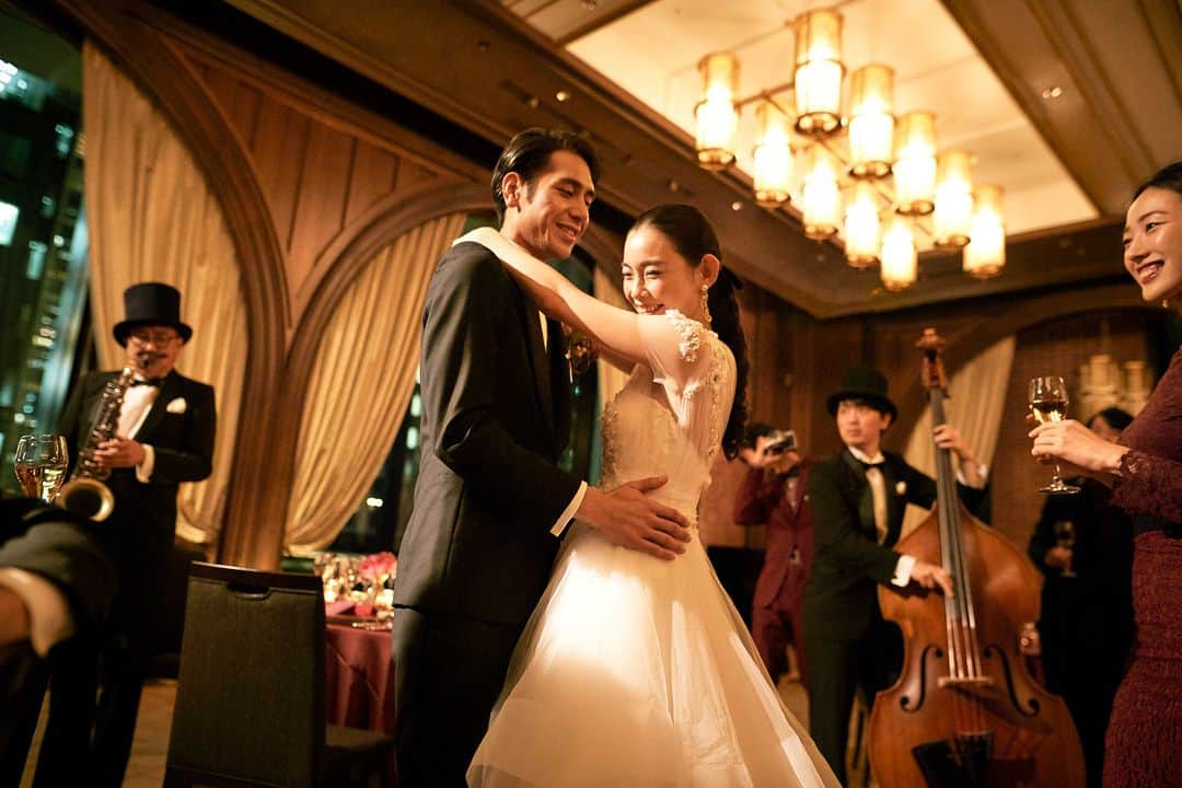 東京會舘本舘ウエディングさんのインスタグラム写真 - (東京會舘本舘ウエディングInstagram)「@tokyokaikan_wedding .——————————. * 高級感漂うラグジュアリーな空間で叶える 特別なウエディング。  ナイトパーティはロマンチックで大人な雰囲気に。  * ——————————. #東京會舘 #tokyo #関東花嫁 #weddingdress #東京花嫁 #wedding #dress #ウェディングドレス #プレ花嫁 #卒花 #結婚式場 #日本中のプレ花嫁さんと繋がりたい #結婚式準備 #ウェディングレポ #ブライダルフェア #チャペル #結婚式 #パーティ #披露宴 #weddingparty #結婚式場探し #大正ロマン #ウェディング #式場探し #式場見学 #生演奏 #夜景 #ナイトウェディング #ナイトパーティー #大人花嫁」8月28日 17時15分 - tokyokaikan_wedding