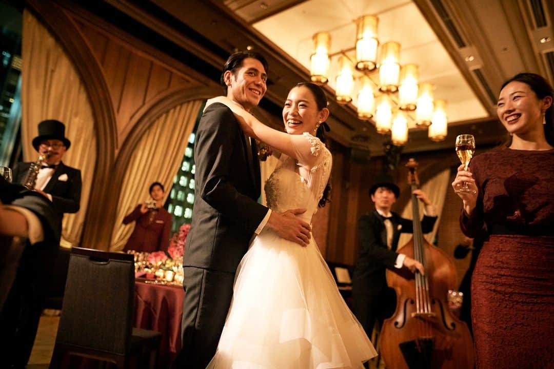 東京會舘本舘ウエディングさんのインスタグラム写真 - (東京會舘本舘ウエディングInstagram)「@tokyokaikan_wedding .——————————. * 高級感漂うラグジュアリーな空間で叶える 特別なウエディング。  ナイトパーティはロマンチックで大人な雰囲気に。  * ——————————. #東京會舘 #tokyo #関東花嫁 #weddingdress #東京花嫁 #wedding #dress #ウェディングドレス #プレ花嫁 #卒花 #結婚式場 #日本中のプレ花嫁さんと繋がりたい #結婚式準備 #ウェディングレポ #ブライダルフェア #チャペル #結婚式 #パーティ #披露宴 #weddingparty #結婚式場探し #大正ロマン #ウェディング #式場探し #式場見学 #生演奏 #夜景 #ナイトウェディング #ナイトパーティー #大人花嫁」8月28日 17時15分 - tokyokaikan_wedding