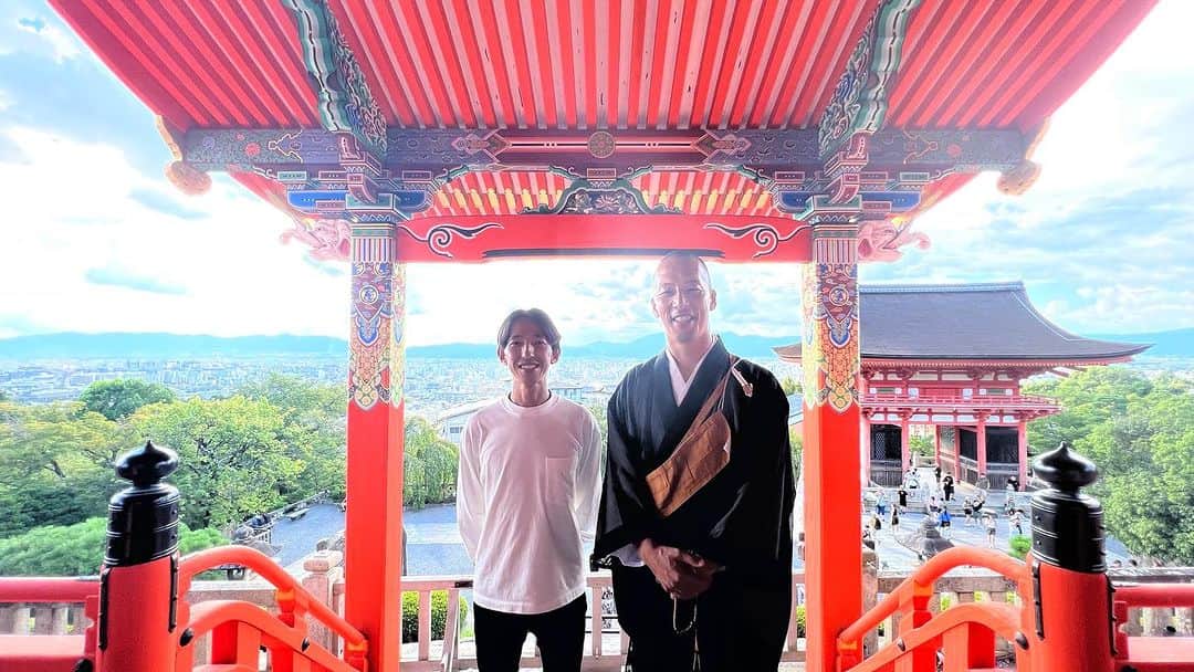 のインスタグラム：「京都【清水寺】にて 特別な体験をさせて頂きました🧎  お坊さまが説いてくださる言葉の数々に感銘を受け 神聖な気持ちになりました  人間にはいつか終わりがくる あっという間に人生は過ぎ去る  清水寺では次にご開帳があるのは10年後  一緒に行こうと話していても そこにお互い生きた状態で行けるかは分からない  10年後の話もさることながら、 先の話というのは明日も分からなくて 今この瞬間、大切な人を、尊い時間を、 大切にしてほしいのです  というニュアンスのお言葉を聞いた時に 涙が出そうになりました  これは僕がいつも子供たちに話していて 僕が人生を通して表現したい事でもあります。  実はこのあと奇跡がありまして、 お坊様も僕が来ることを存じ上げていませんでしたが、たまたまお坊様のご子息が僕の事を知ってくださっていて一言お話させて頂く機会がございましたので、僕の言葉で、お父様と同じ趣旨の想いを伝えさせて頂きました  次に日本に帰国する際には、また海外のスーパースターと一緒に帰国し、清水寺でスペシャルな時間を過ごさせて頂きたいと強く思いました🌅  ありがとうございました☀️」