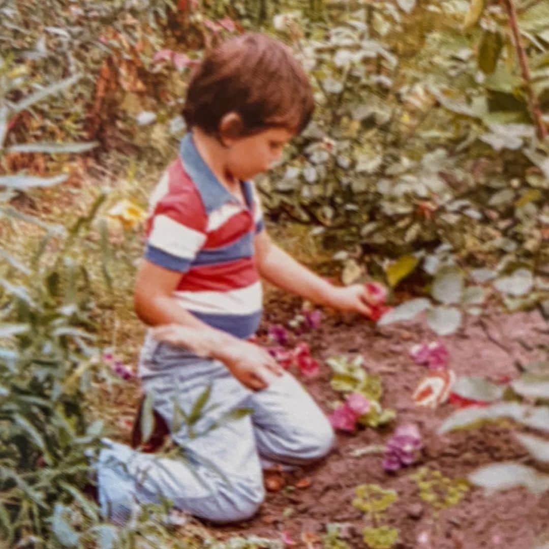 のインスタグラム：「INSPIRED BY NATURE   1. An image in my new book picking sweet peas in my Grandmas back garden. Early 1970s.   2. Last weeks chaos in my back garden.  3. This weeks progress in the garden.   4. Skyes flower name cards for an upcoming lunch.   5, 6, 7. Details from my Design Museum project coming soon.   8. Previous interior projects inspired by nature.」