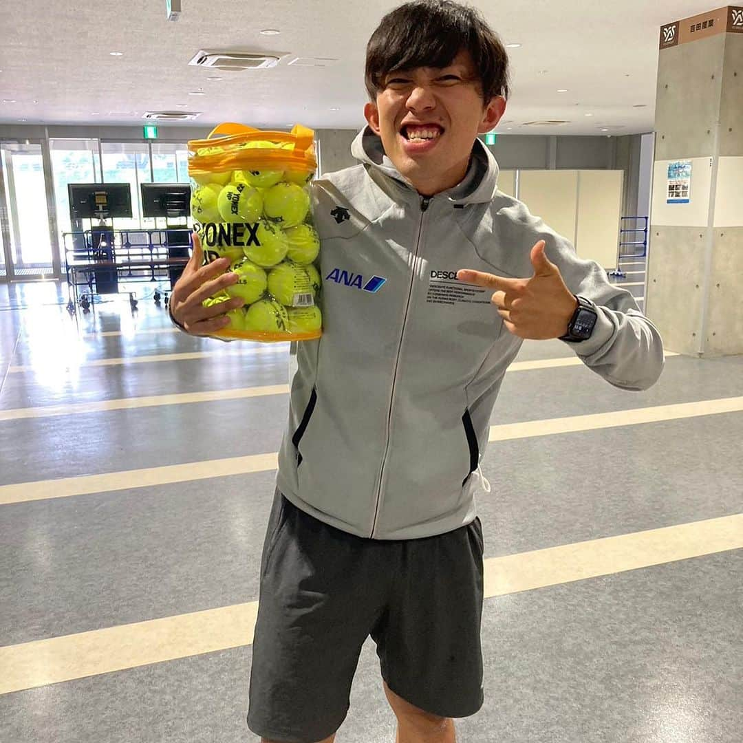 一戸誠太郎さんのインスタグラム写真 - (一戸誠太郎Instagram)「八戸Jr.練習会🏋️ . . 2023.8.6青森県スケート連盟様から依頼を受けて、昨年度から引き続き今年度も八戸の中学生に向けた講習及び練習会の講師を担当させていただきました。 話を聞くと中学生になってからスケートを始めた子もいるらしく青森のスケートへの熱の高さを再確認しました🔥 レジュメにはまとめた物の筋膜リリース、ストレッチ、コーディネーションから練習の紹介など詰め込みまくってしまいました🤯 ですが中学生の時期にやってほしい事は話せたかなと思っています！ この内容が八戸の競技力向上の一助になれば幸いです🙇‍♂️  みんながんばれ！！  #ana #スピードスケート #スケモリ隊 #八戸 #ysアリーナ」8月28日 17時22分 - sich_55