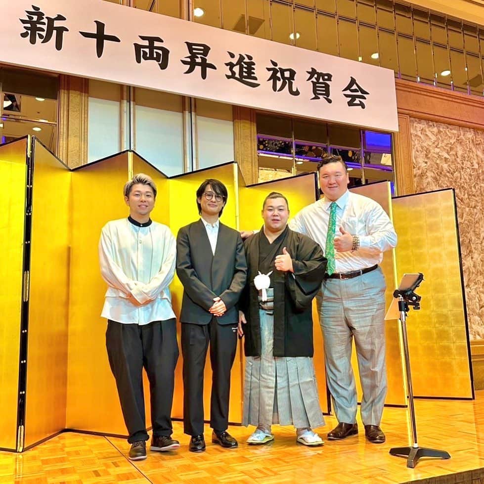 のインスタグラム：「輝鵬関、新十両昇進祝賀会で 尾崎裕哉くんと一緒に演奏のプレゼントさせていただきました！ 来場所からも頑張って欲しいです！  #宮城野親方元白鵬  #輝鵬智貴  #尾崎裕哉 #宗本康兵」