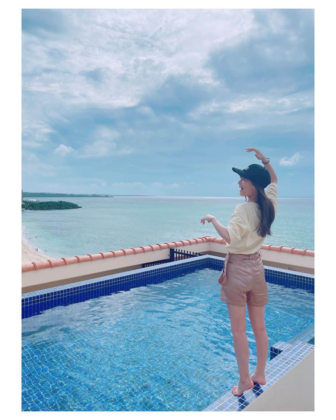 大塚愛さんのインスタグラム写真 - (大塚愛Instagram)「夏が終わるから夏を振り返る。  オシャレな部屋とプールと空と海とというすごいロケーションなAQUASENSE Hotel & Resort 🍹  AIO　#沖縄 #aquasencehotelandresort  #夏の思い出 #一郎さん #ありがとう」8月28日 17時15分 - aiotsuka_official