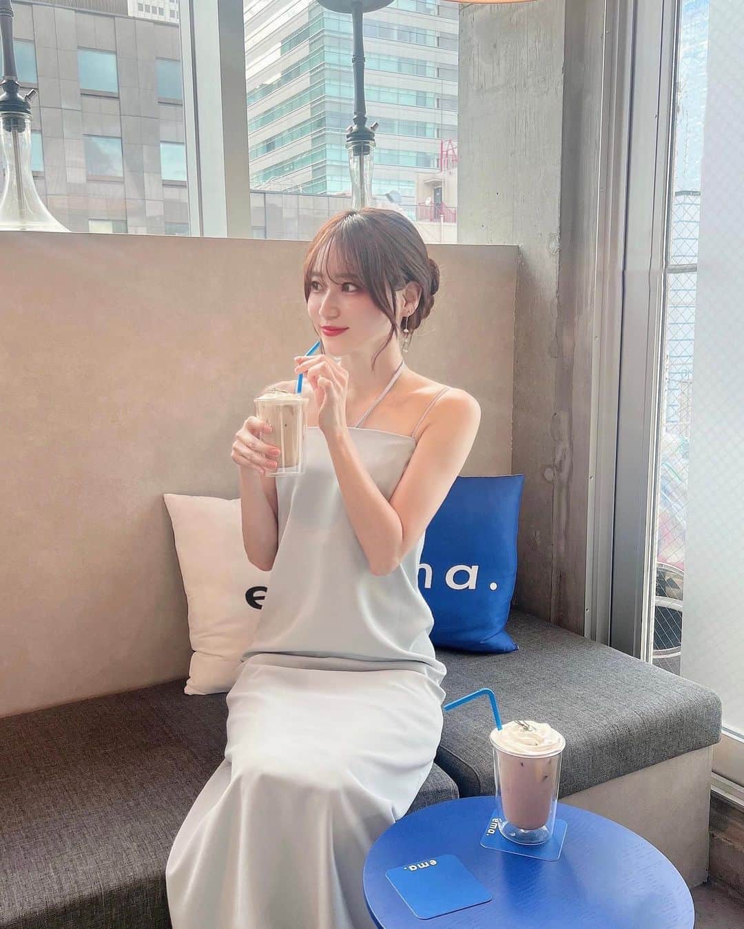 のインスタグラム：「新宿のブルーなシーシャカフェ  @ema.shinjyuku 🦋  色あわせて @apartbylowrys の ライトブルーのワンピで行ったよ🫶🏻  このワンピさらさらな生地で上品だし シワにならないのがよき☺️  冷たいemaチャイ美味しかった☕️🤍  .  .  .  .  #ema #emashinjuku #新宿カフェ #apartby #アパートバイ #夏服コーデ #夏服 #夏コーデ #キャミワンピ #キャミワンピース #カフェ #カフェ巡り #カフェ部 #カフェ活 #カフェタイム #新宿 #新宿グルメ #新宿シーシャ #シーシャカフェ #シーシャ #cafe #cafestagram #カフェ好き #カフェめぐり #映えスポット #映えカフェ #おしゃれカフェ #東京カフェ #アップヘア #骨格ウェーブ」