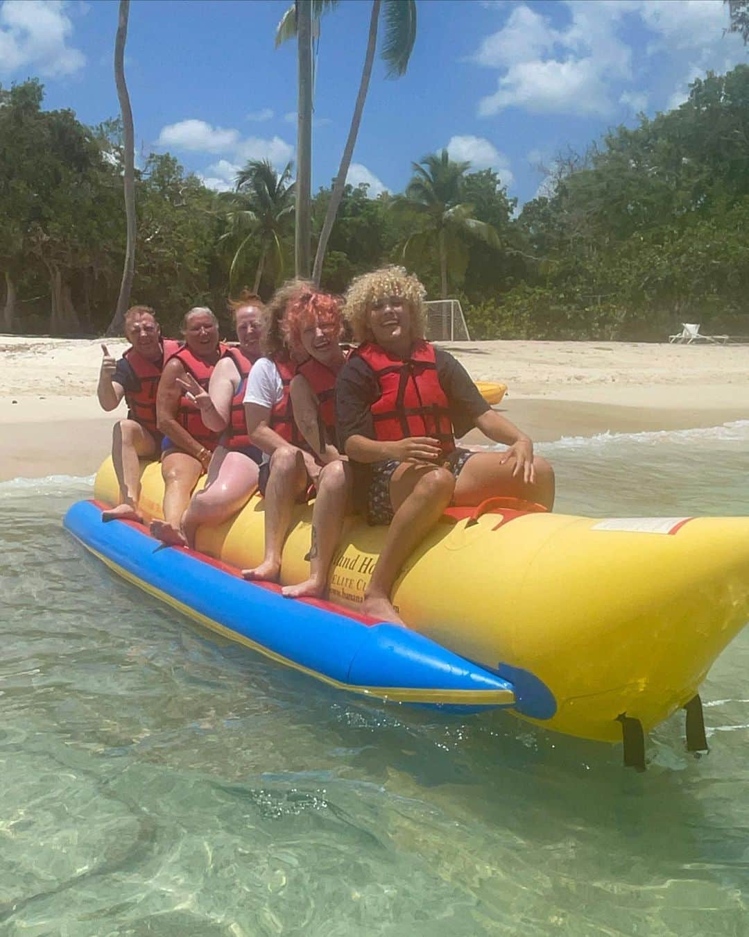ケヴィン・マクキッドのインスタグラム：「banana boating..tennis in the rain..birthday celebrations, so many magical memories made! Thank you  @casadecampodr & @howelltalentrelations #casadecamporesort & #DominicanRepublic  #travelpartner」
