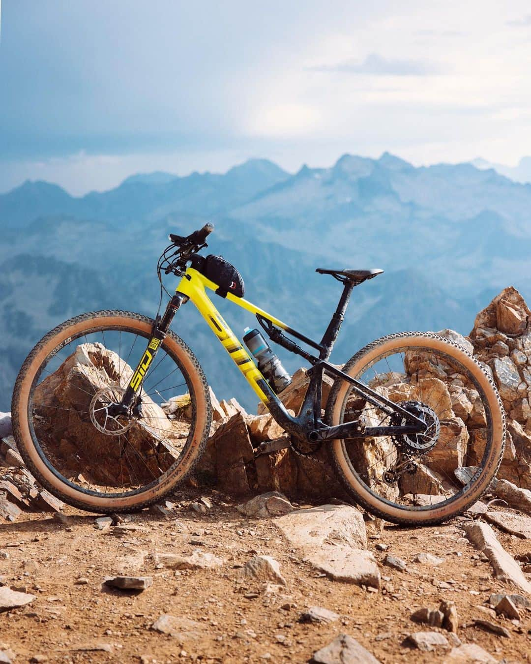 Alex Strohlさんのインスタグラム写真 - (Alex StrohlInstagram)「Pic Du Midi M.T.B. Words cannot express how thankful I am for the magic that a bike brings to my life and for the places it takes me. I’m addicted to the simplicity of looking at a feature in the landscape and just trying to bike to it. A challenge for the mind and the body that not always succeeds. This time I looked up at this mountain with all its antennas and towers and thought “how hard can it be?”」8月29日 4時10分 - alexstrohl