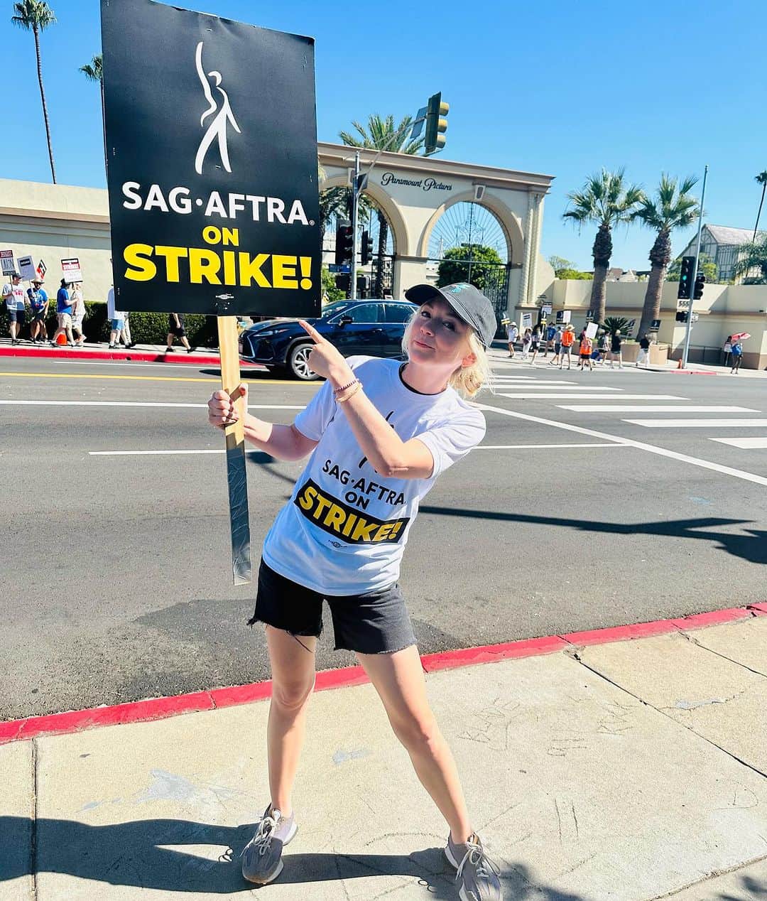 エミリー・キニーのインスタグラム：「#sagaftrastrong 💫🙂」