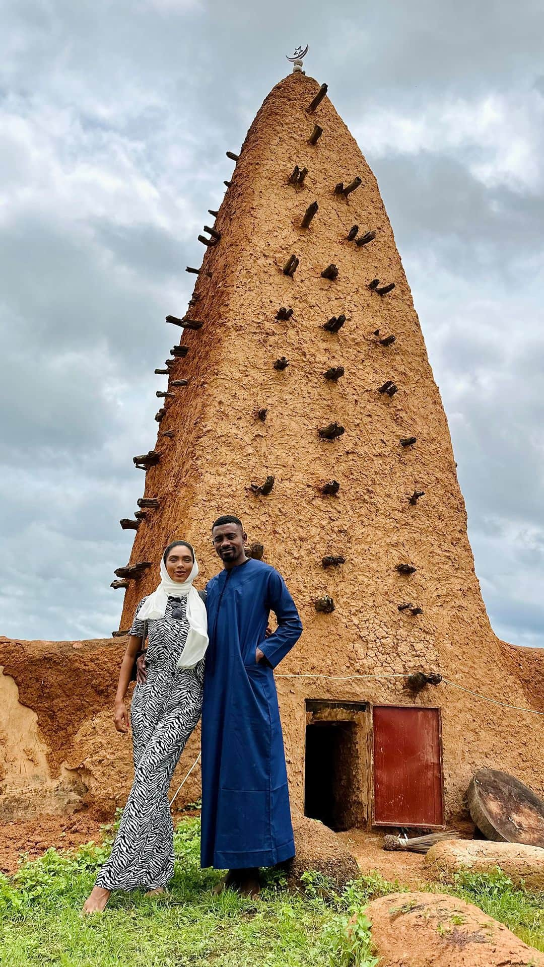 サロモン・カルーのインスタグラム：「📍Visite Côte d’Ivoire avec  @smart_technology.ci   #kong #kafolo #mosquéedekong   🇨🇮✨🫶🏽✨ @visit_cotedivoire」