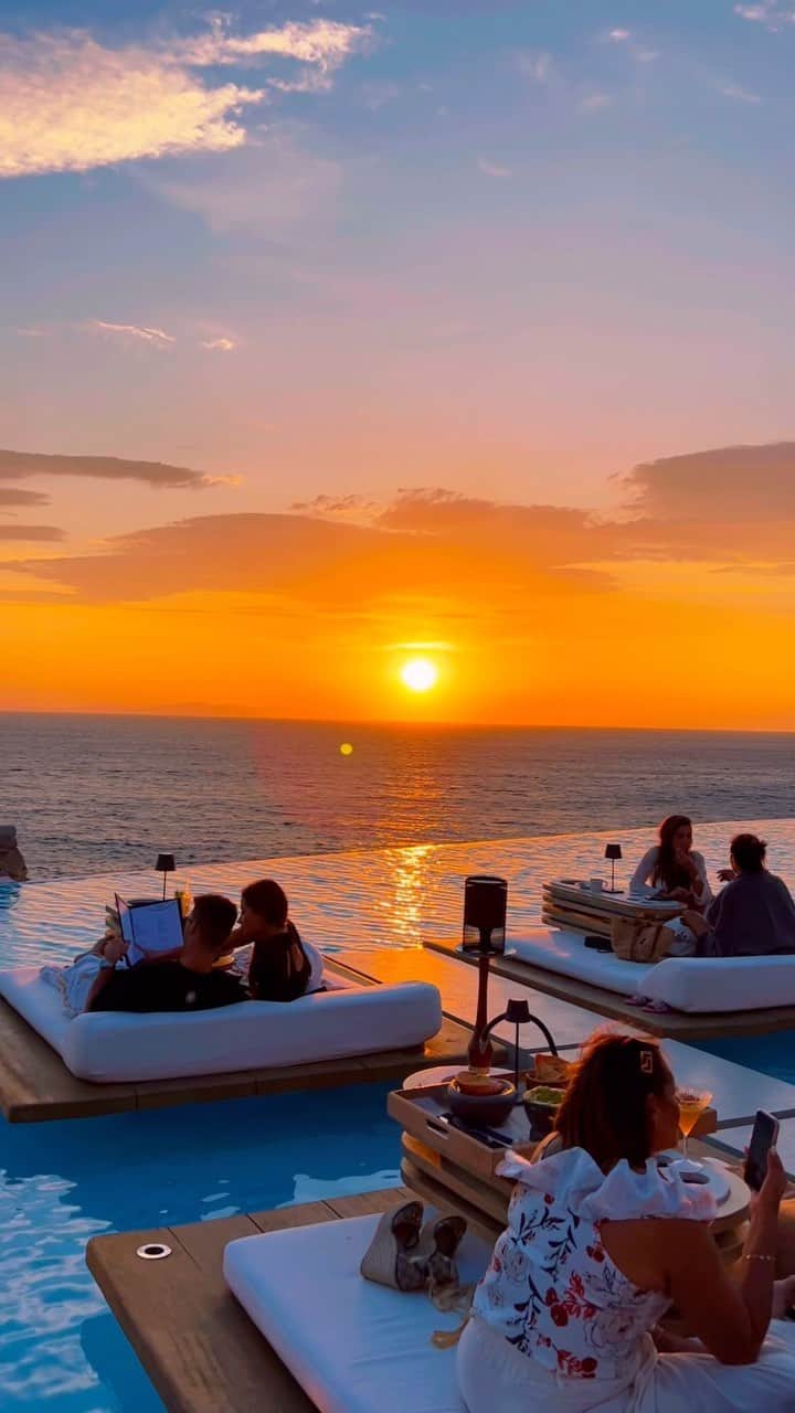 Awesome Wonderful Natureのインスタグラム：「Sunset at the @cavotagoomykonos ! Tag who would you like to be with there 😍🌅 Video: @alpgalip」